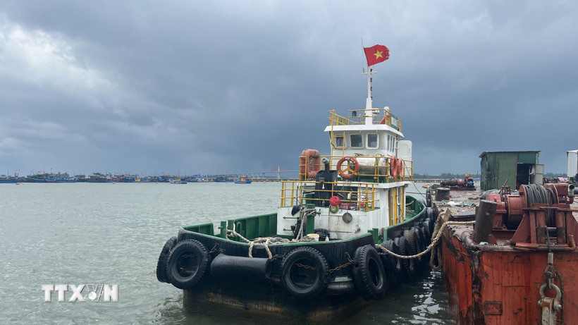Tàu thuyền neo đậu tại vị trí an toàn tại cảng cá Thuận An, Huế. (Ảnh minh họa: Văn Dũng/TTXVN)