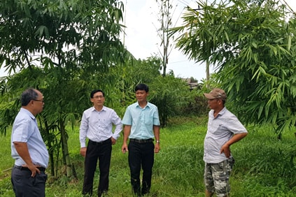 Usta Nguyen Minh Dong, Sağdan İkinci, Quy Nhon'daki çocuk bahçesinin maketinde, 15 ay sonra.jpg