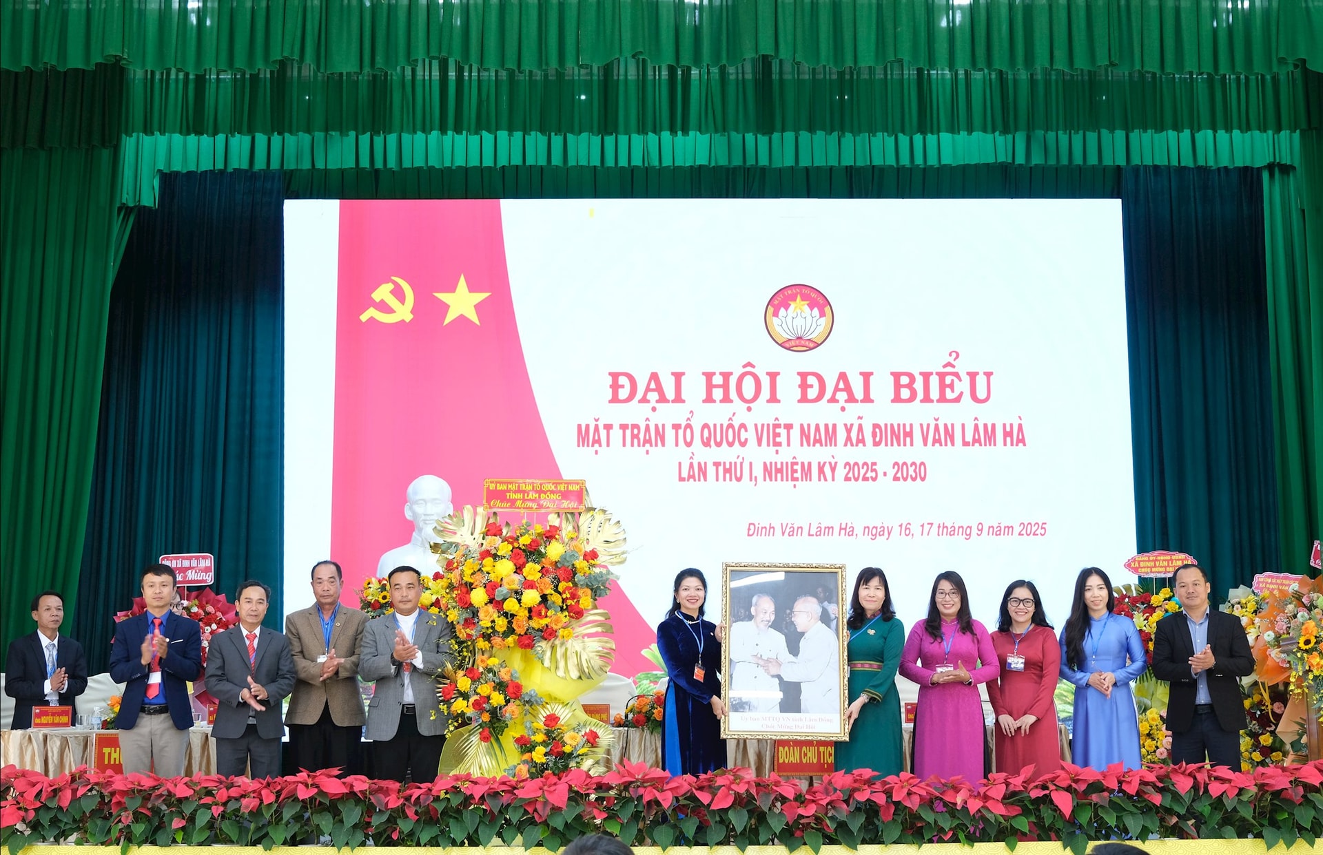 प्रांतीय वियतनाम फादरलैंड फ्रंट समिति ने कांग्रेस को बधाई देने के लिए अंकल हो और अंकल टोन के चित्र और फूल भेंट किए।