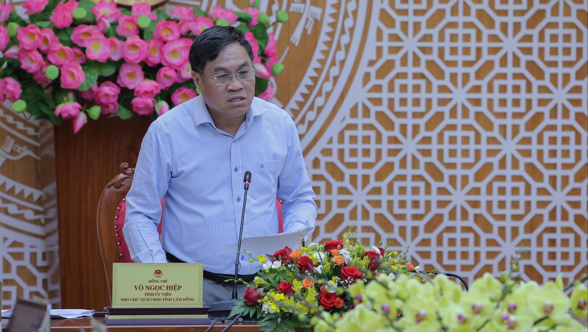 អនុប្រធានគណៈកម្មាធិការប្រជាជនខេត្ត លោក Vo Ngoc Hiep បានរាយការណ៍អំពីការលំបាក និងបញ្ហានានាក្នុងការបញ្ចេញទុនវិនិយោគសាធារណៈ ក្រោមការដឹកនាំរបស់ប្រធានសន្និសីទ។