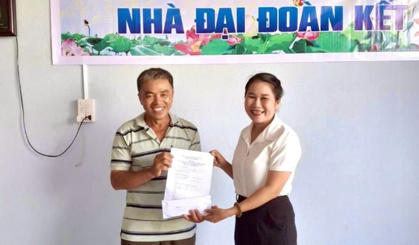 ba-....-trao-quyet-dinh-ban-gia-nha-dai-doan-ket-cho-ho-ong-1-.jpg