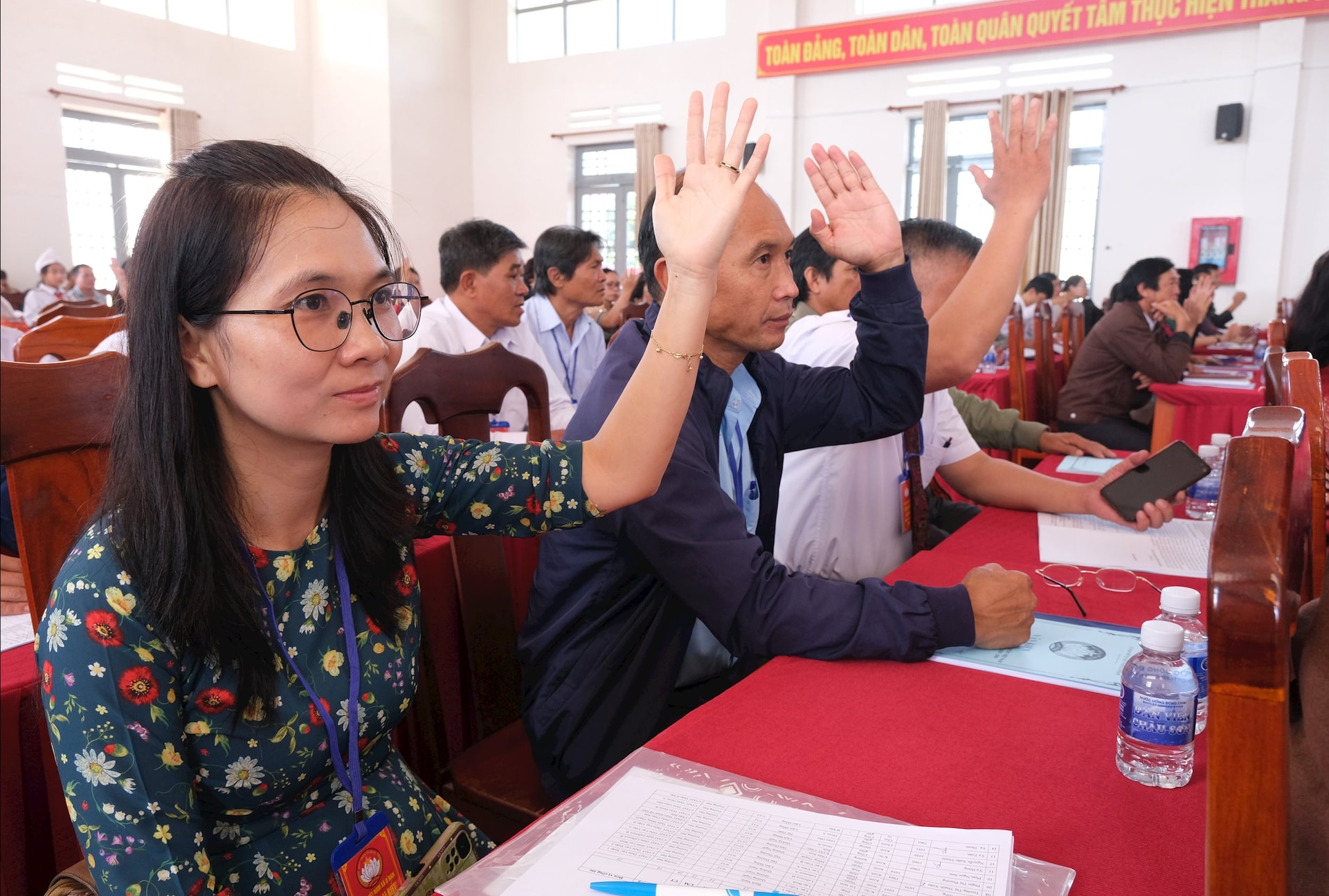 Các đại biểu biểu quyết thông qua Nghị quyết Đại hội