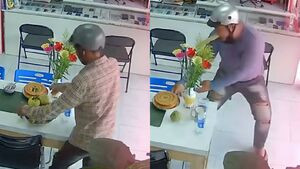 Clip 'cô hồn sống' giật đồ cúng khi chủ chưa thắp hương khiến dân mạng cạn lời