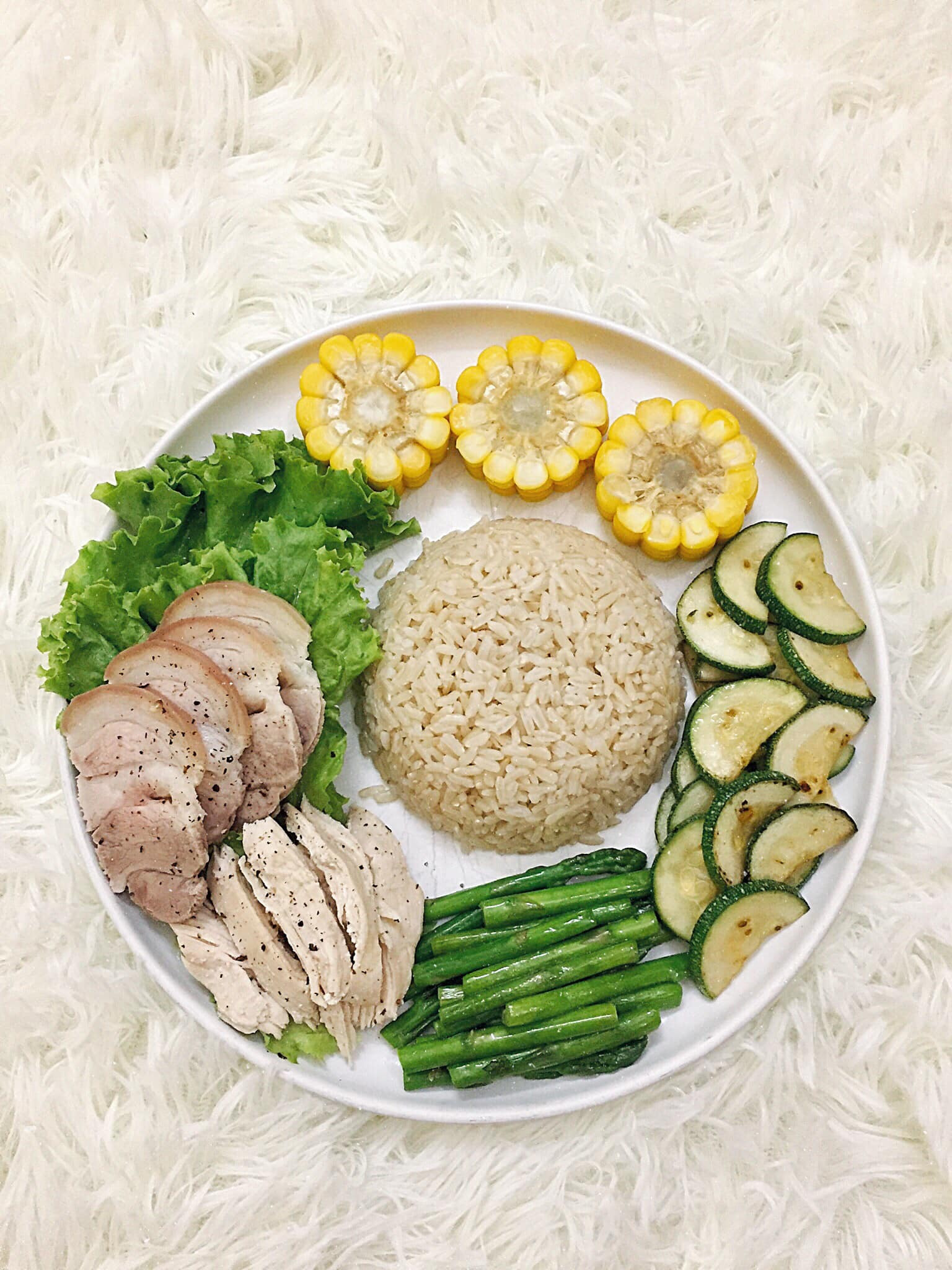Cơm gạo lứt, thịt chân giò luộc, ức gà luộc, măng tây, bí ngòi áp chảo, xà lách, ngô ngọt luộc.