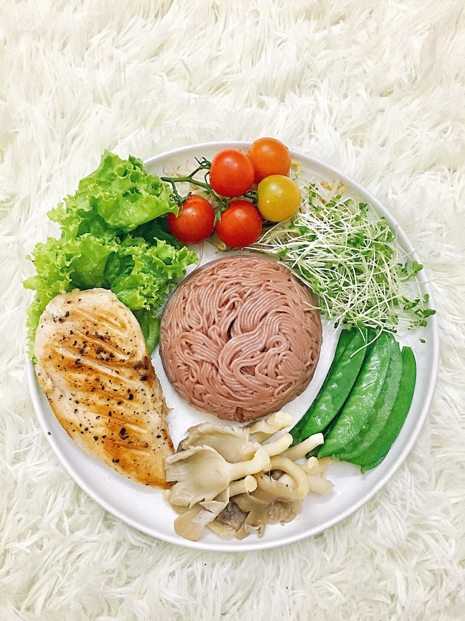 Bún gạo lứt ăn cùng ức gà áp chảo, giá đỗ luộc, đậu hà lan, nấm nâu tây hấp, cải mầm, xà lách, cà chua chuỗi ngọc.