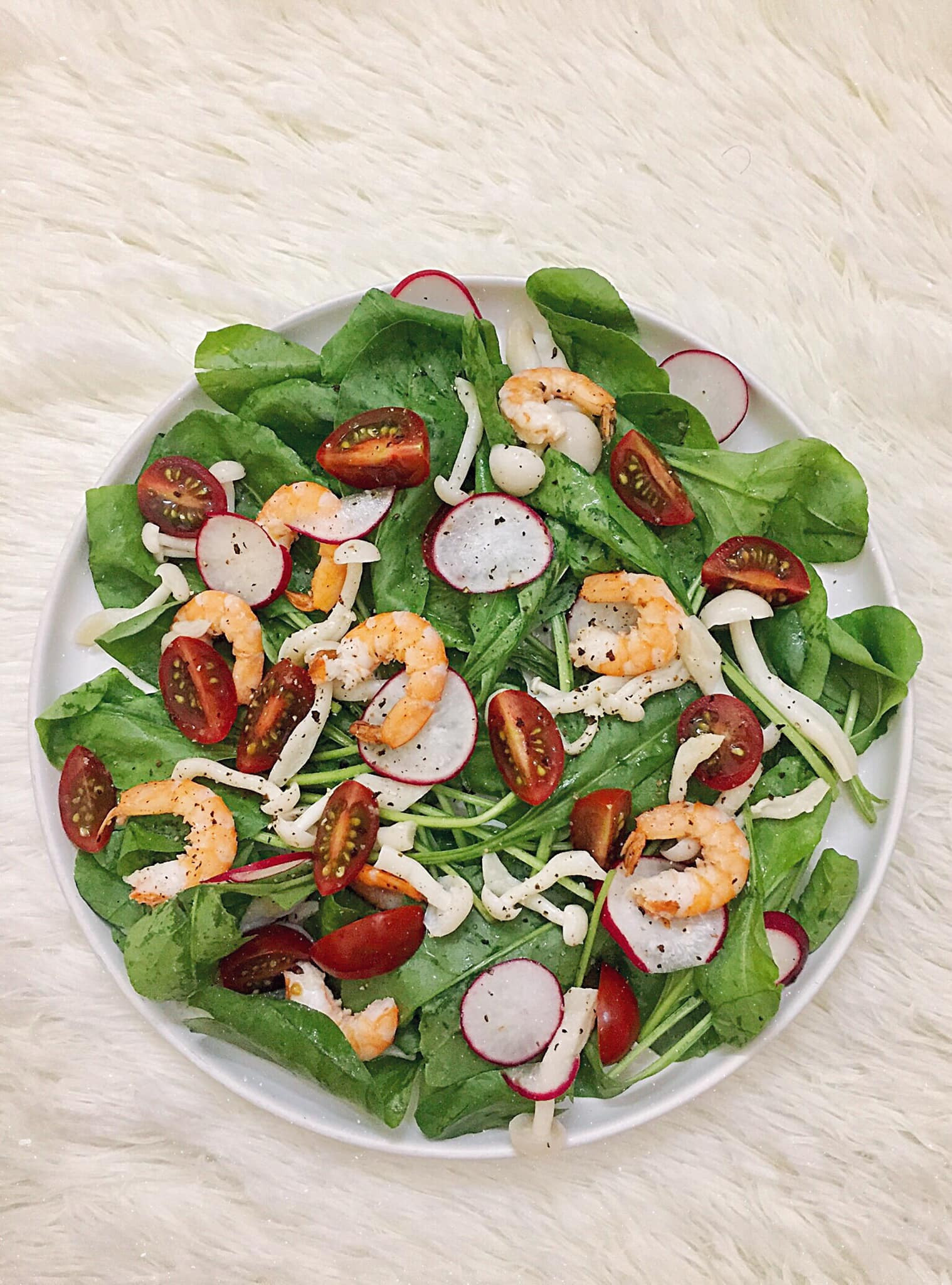 Salad rau chân vịt, nấm bunapi, cà chua socola, củ cải đỏ,tôm hấp. Nước sốt có dầu oliu, muối hồng, tiêu, chanh.