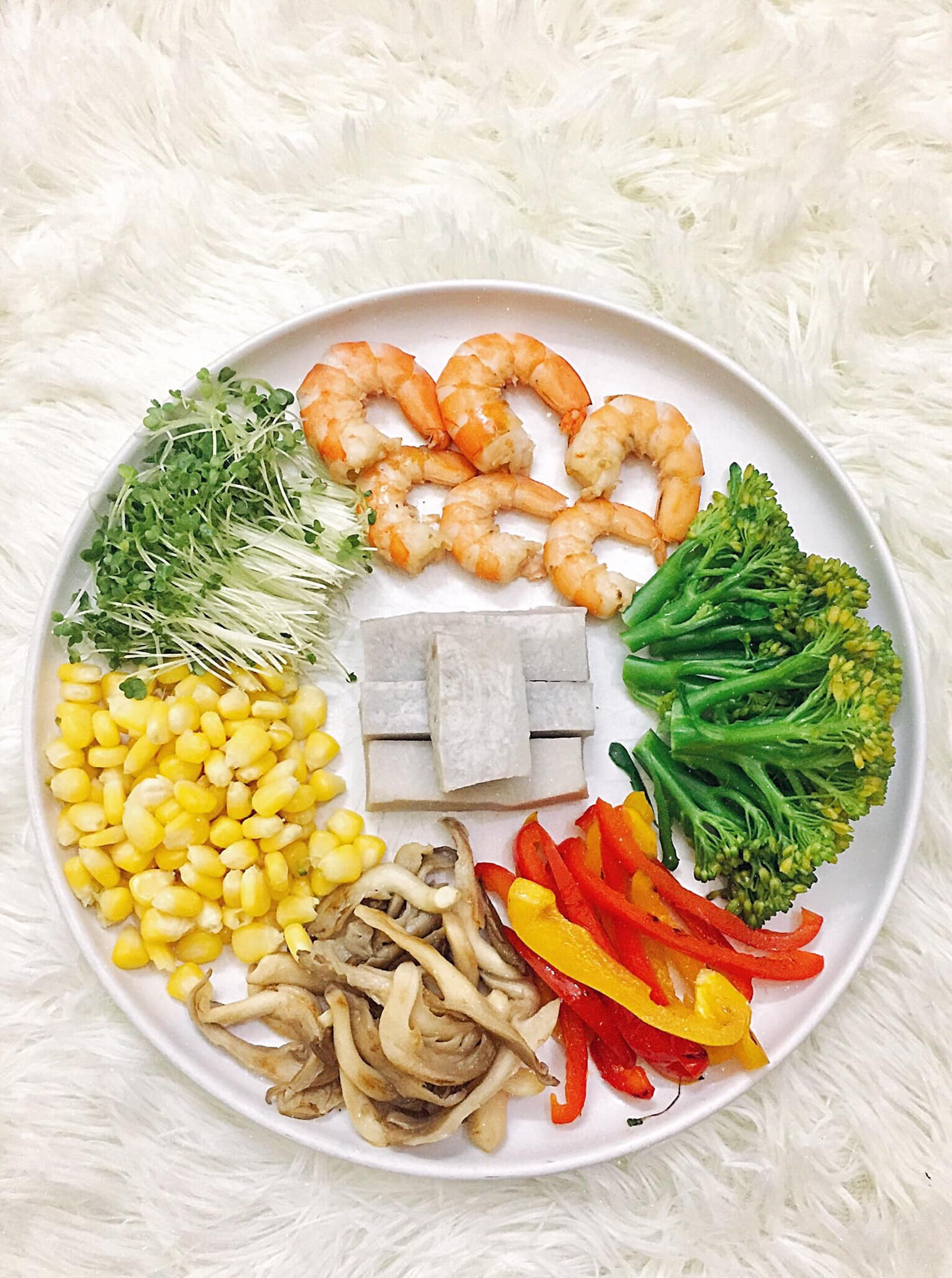 Món khoai môn hấp, lơ baby luộc, ớt chuông, nấm bào ngư xào, ngô ngọt luộc, cải mầm, tôm hấp.