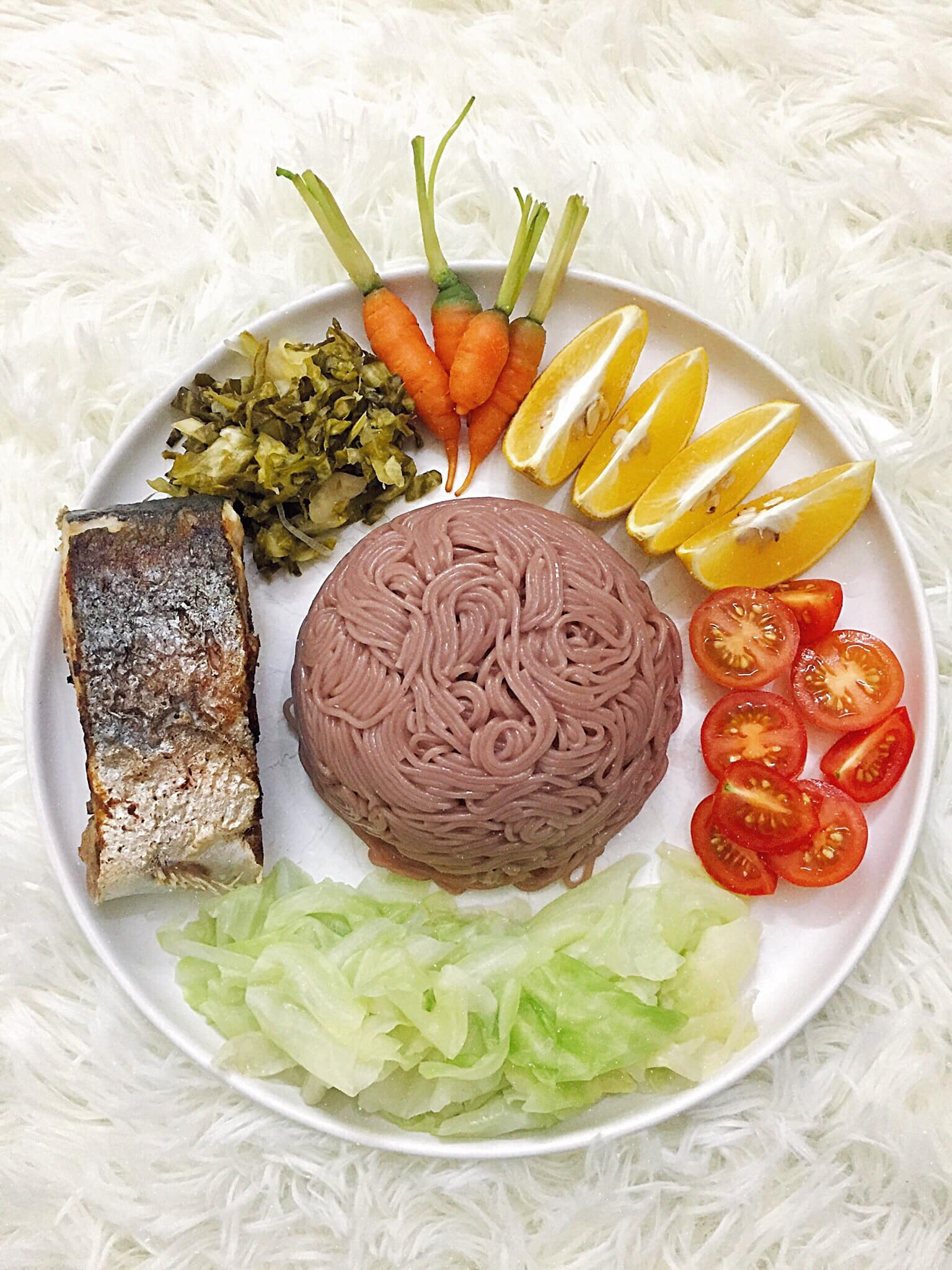 Bún gạo lứt, cá basa áp chảo, dưa cải muối, cà rốt baby luộc, cam, cà chua bi, bắp cải luộc.