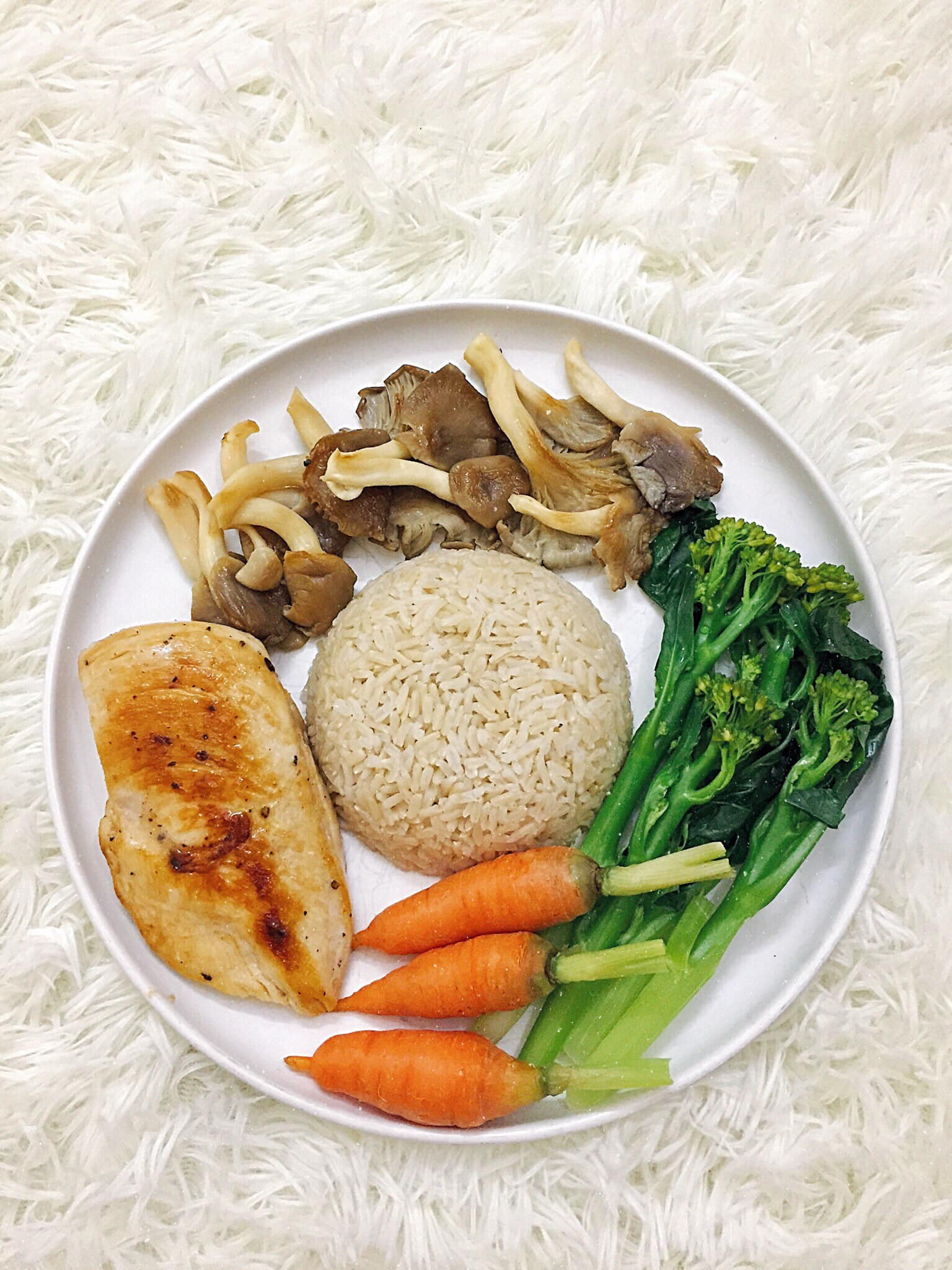 Cơm gạo lứt, ức gà áo chảo, lơ baby, cà rốt luộc, nấm bào ngư xào.