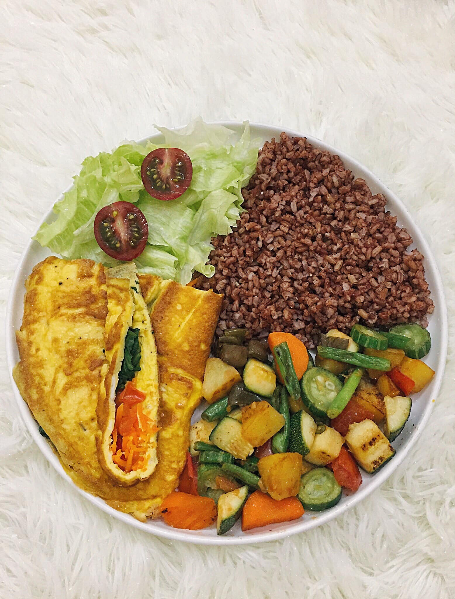 Thực đơn này gồm món trứng rán rau chân vịt, cà rốt; món khoai tây, lặc lè, đậu cove, bí ngòi, cà chua xào dầu oliu; món xà lách cuộn ăn cùng cà chua socola và cơm gạo lứt.
