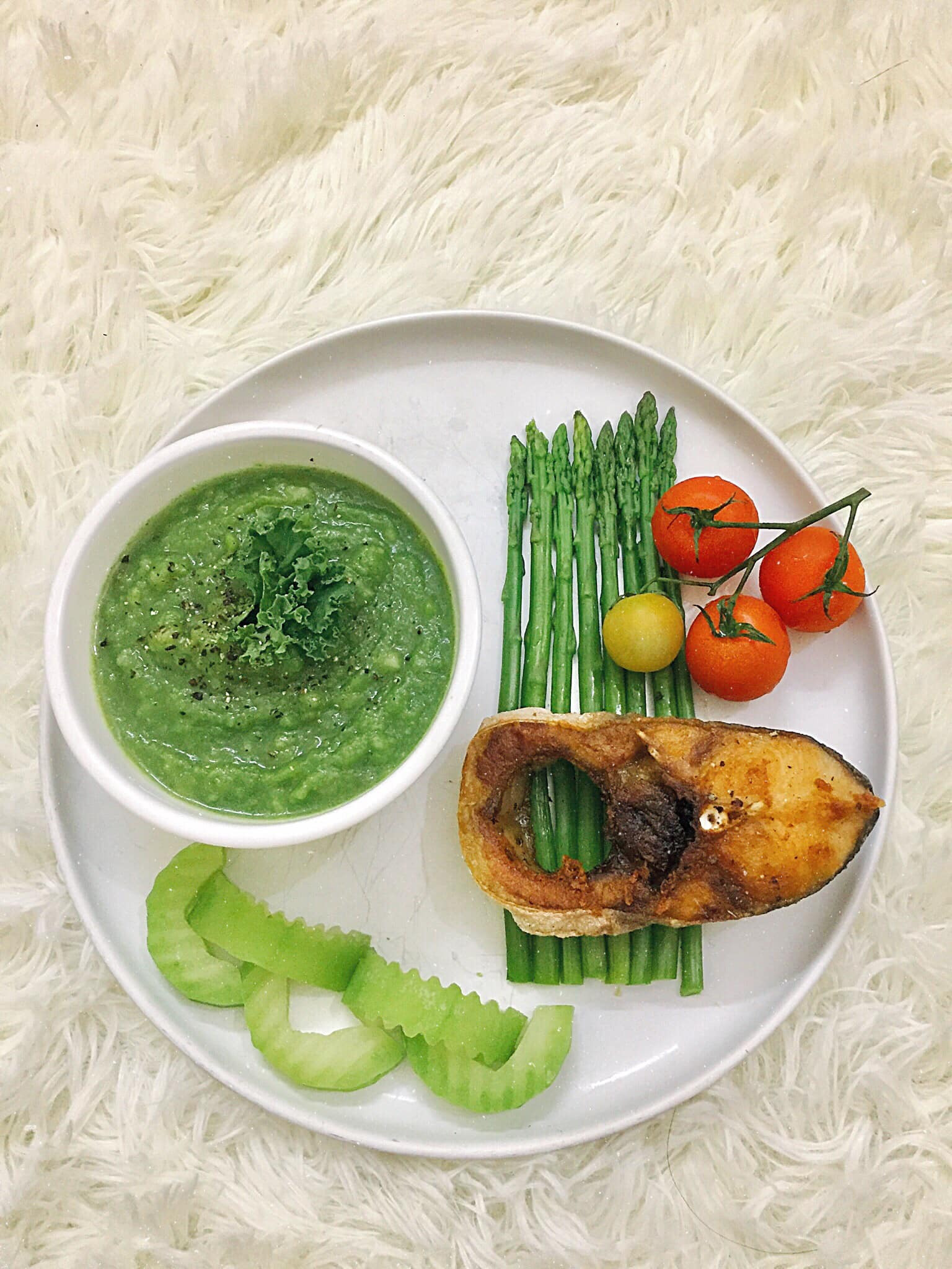 Món soup cải kale khoai tây, măng tây luộc, cá basa rán, cà chua chuỗi ngọc, bí xanh luộc.