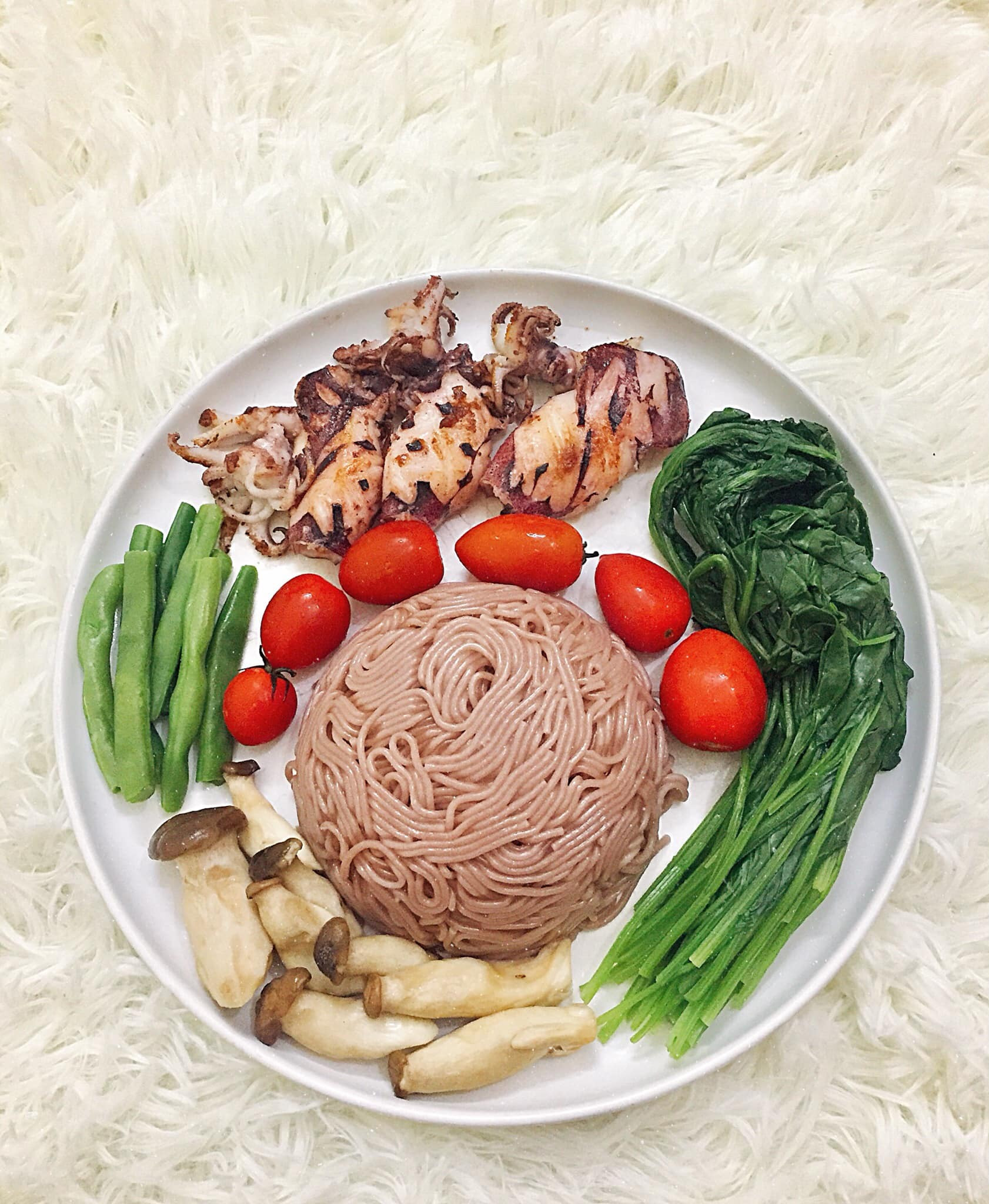 Bún gạo lứt, mực áp chảo, đậu cove luộc, cà chua bi, cải bó xôi luộc, nấm đùi gà hấp.