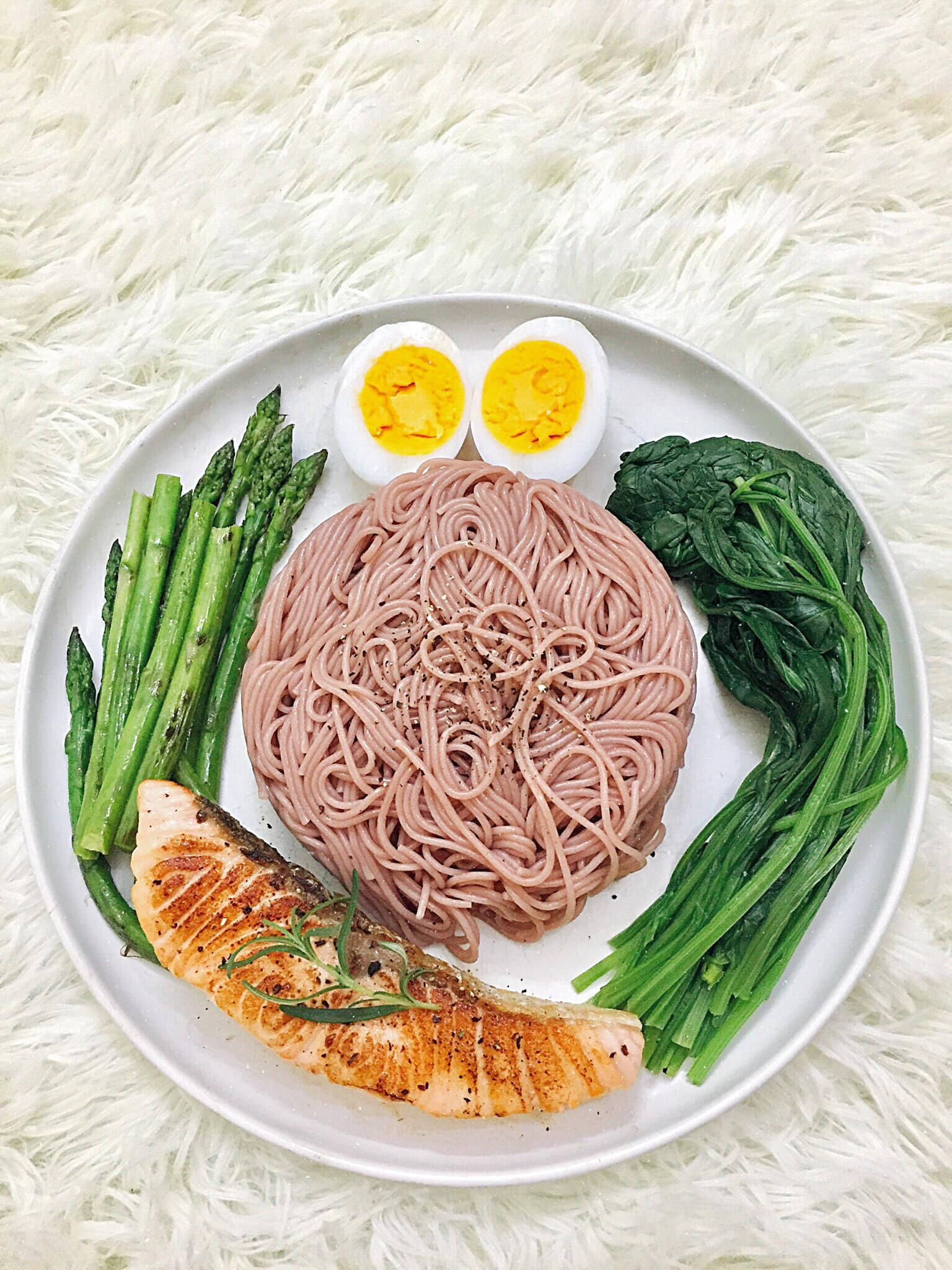 Bún gạo lứt, cá hồi áp chảo, cải bó xôi luộc, măng tây áp chảo, trứng gà luộc.
