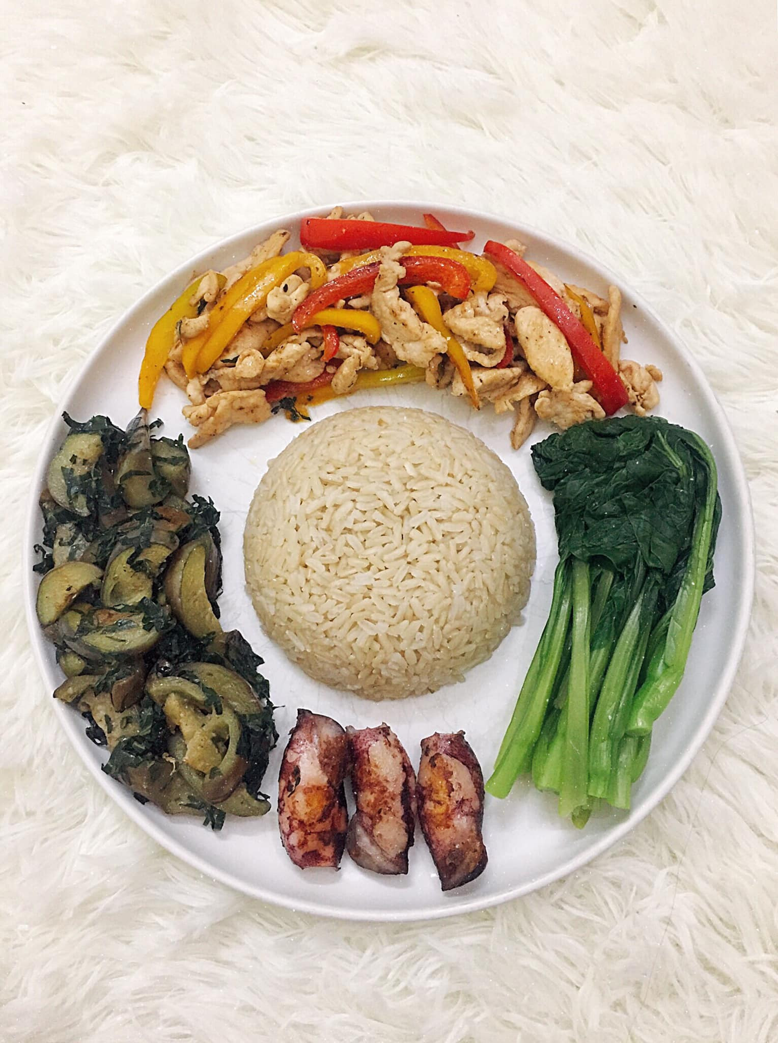 Cơm gạo lứt, cà tím xào lá lốt, ớt chuông xào ức gà, cải ngọt luộc, mực áo chảo.