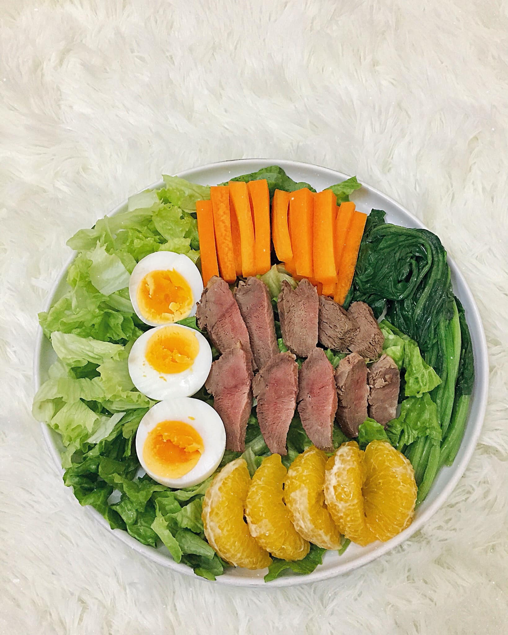 Xà lách, trứng gà, lườn ngan luộc, cải bó xôi luộc, cam, cà rốt luộc.