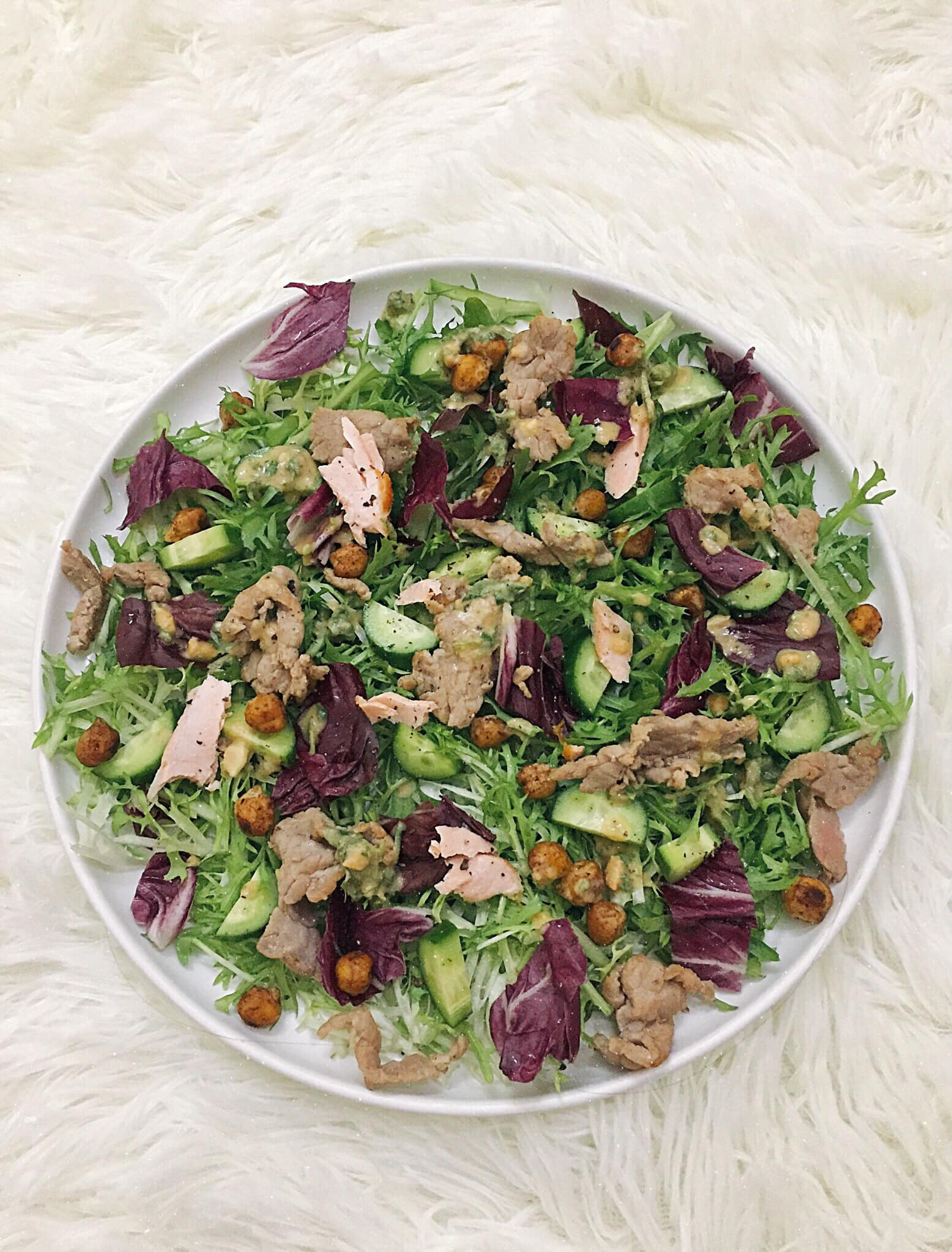 Salad xà lách xoắn, xà lách tím, đậu gà, bò, cá hồi, dưa leo. Sốt gồm có bơ lạc, muối, tiêu, chanh vàng và dầu oliu.