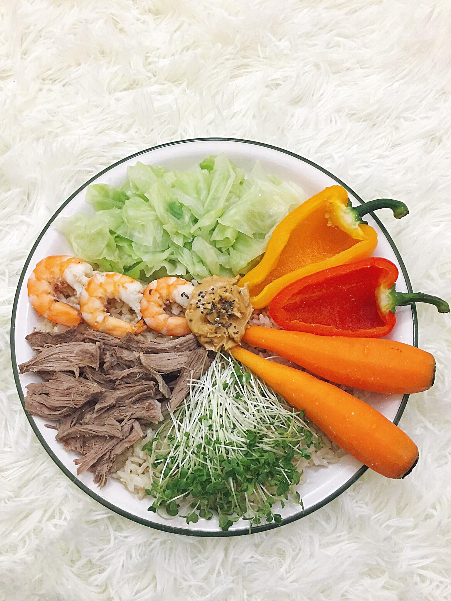 Thực đơn có món cơm gạo lức, tôm luộc, lườn ngan luộc, rau cải mầm, cà rốt luộc, ớt. chuông hấp, cải bắp luộc.