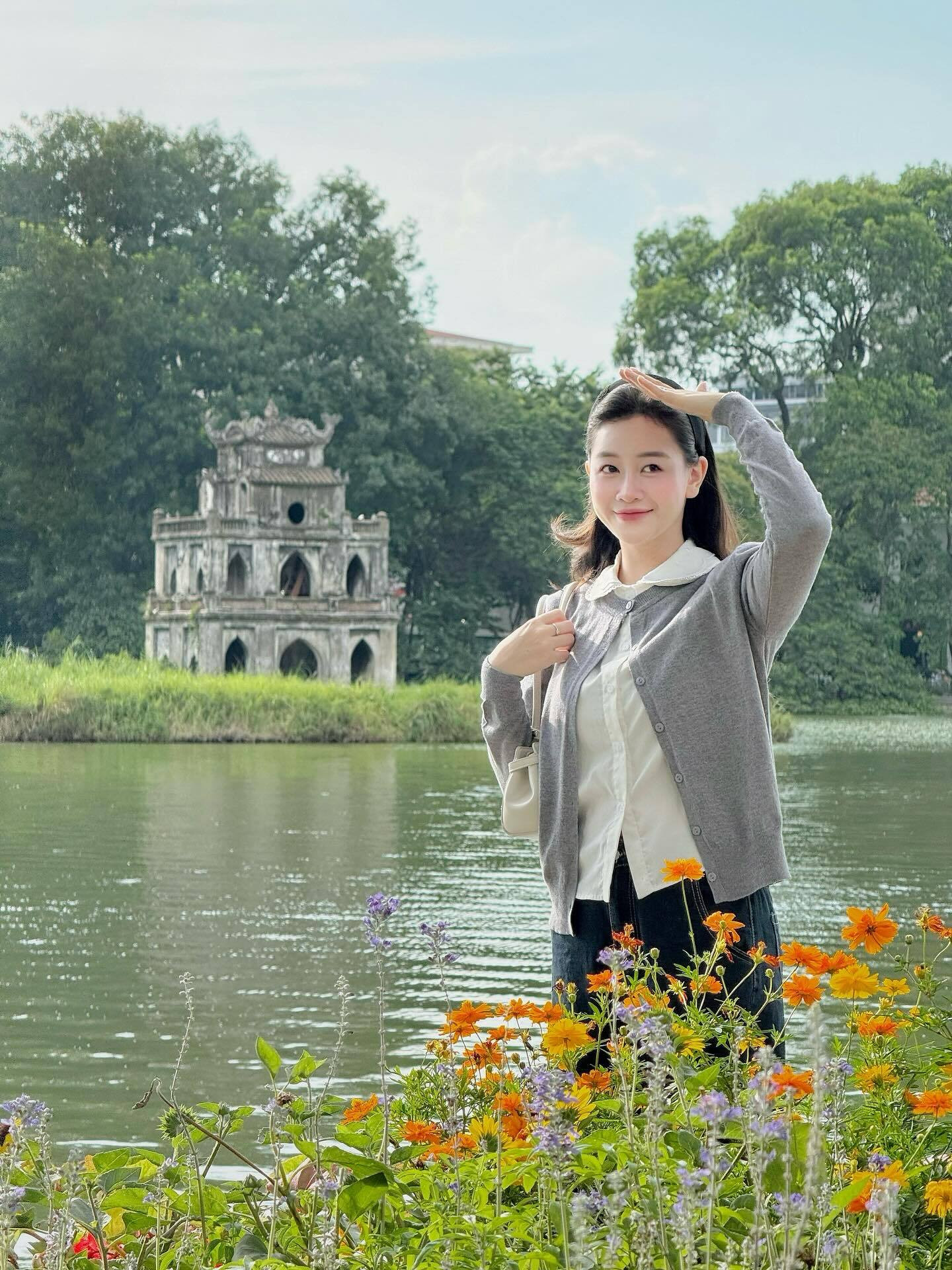 Mùa thu Hà Nội 'phủ sóng' cõi mạng, giới trẻ đua nhau 'chill' theo cách riêng - 1