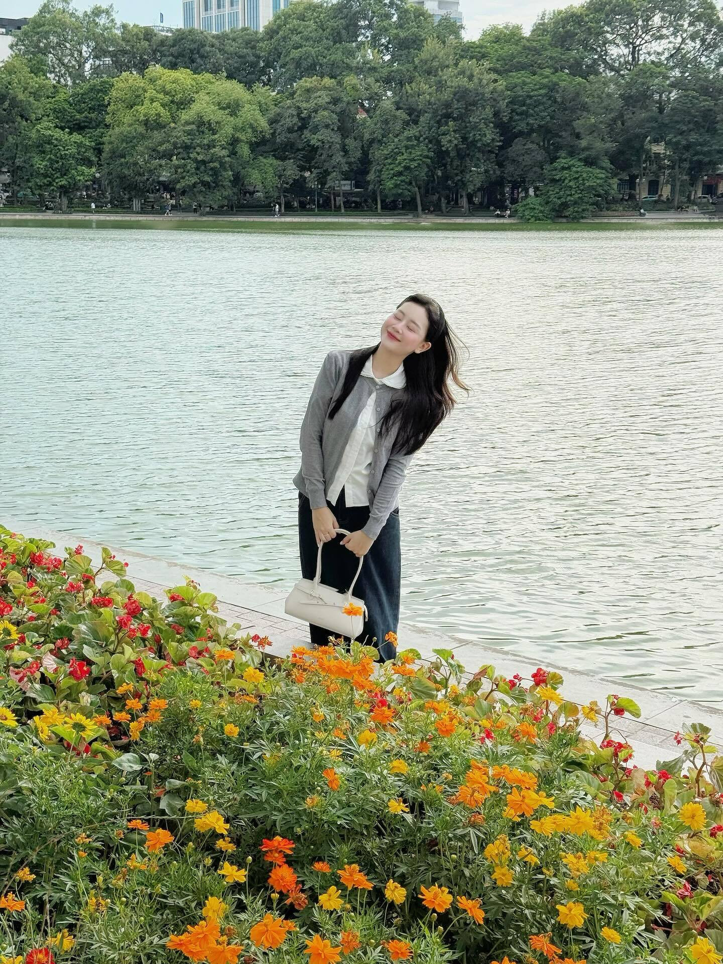 Mùa thu Hà Nội 'phủ sóng' cõi mạng, giới trẻ đua nhau 'chill' theo cách riêng - 2