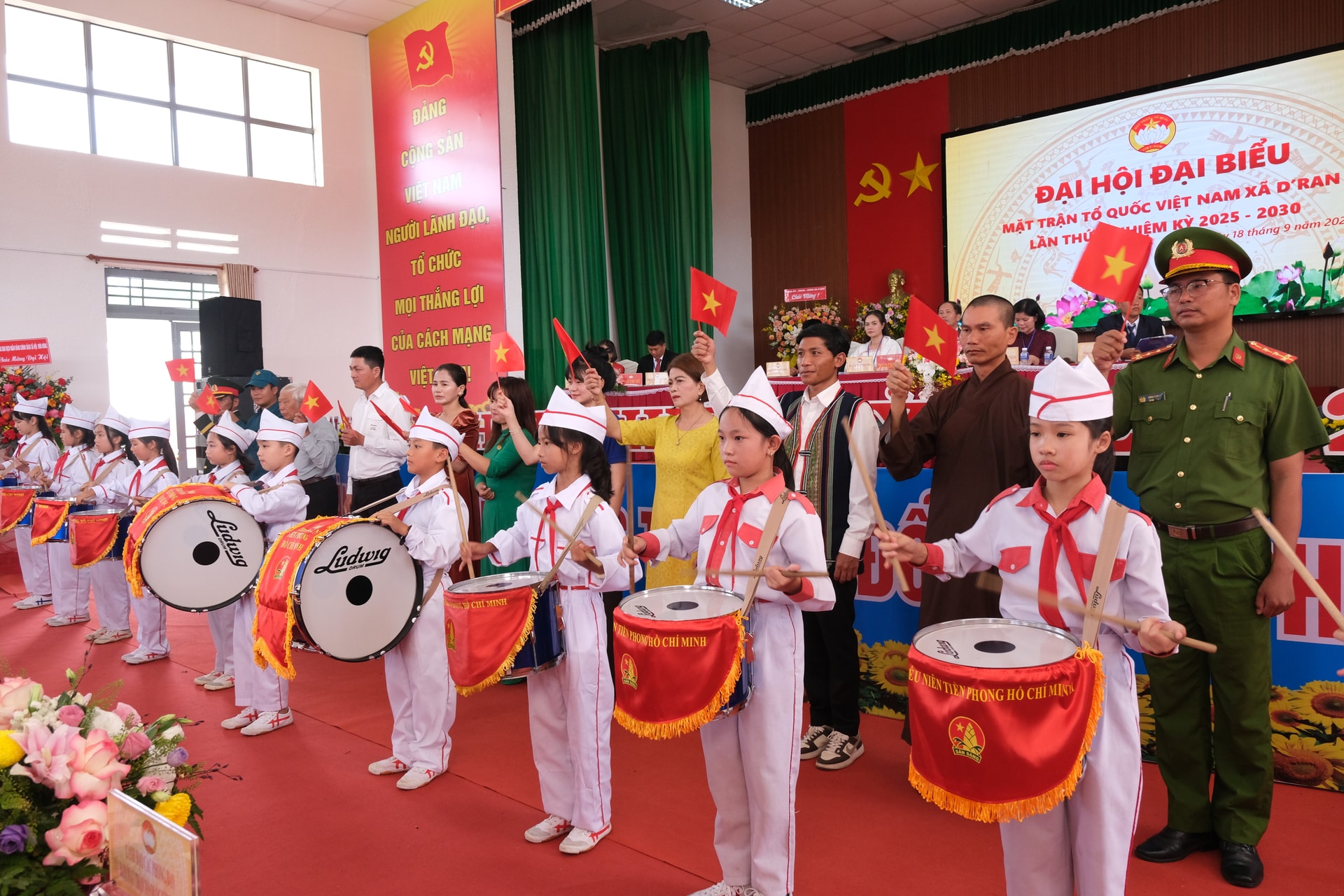 Đoàn đại biểu thiếu nhi và các tầng lớp Nhân dân chúc mừng Đại hội