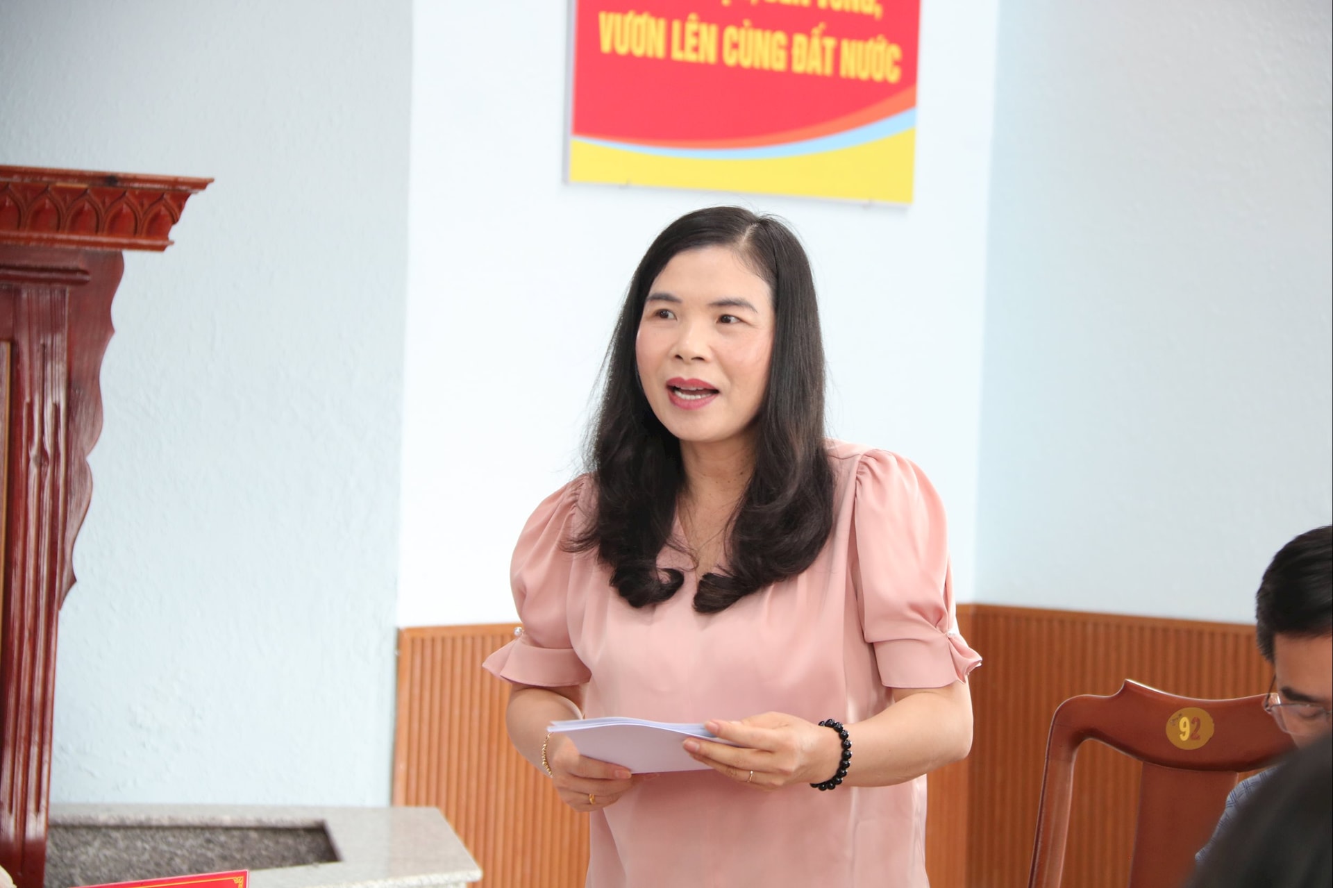 សមមិត្ត Pham Thi Tuong Van សមាជិកគណៈកម្មាធិការបក្សខេត្ត ប្រធានគណៈកម្មាធិការសេដ្ឋកិច្ច-ថវិកានៃក្រុមប្រឹក្សាប្រជាជនខេត្ត អនុប្រធានគណៈប្រតិភូអង្កេតបានផ្ដល់មតិក្នុងសម័យប្រជុំ។