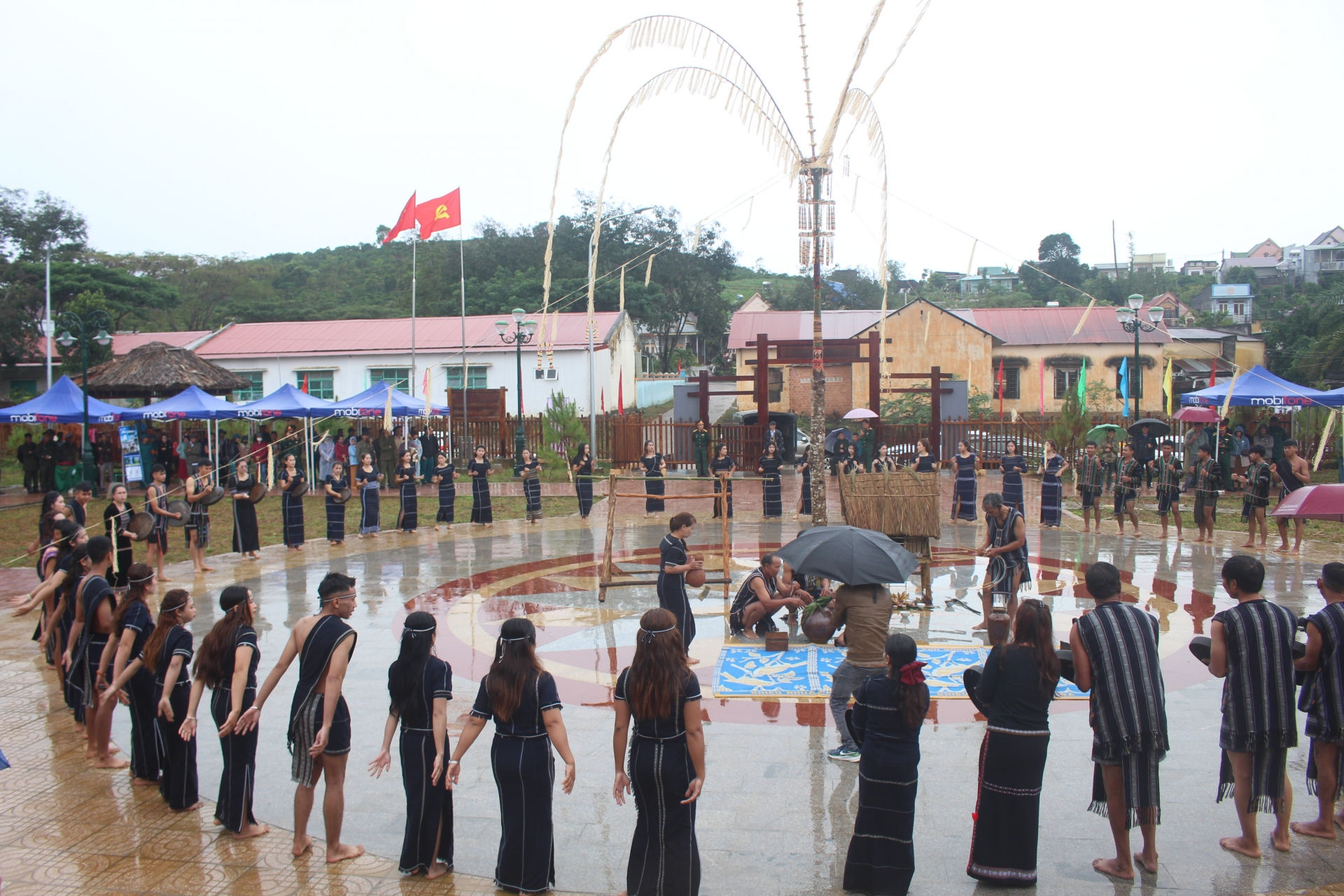 Không gian lễ hội diễn ra tại Làng truyền thống dân tộc K'Ho (thôn K'Long Trao - xã Gung Ré)