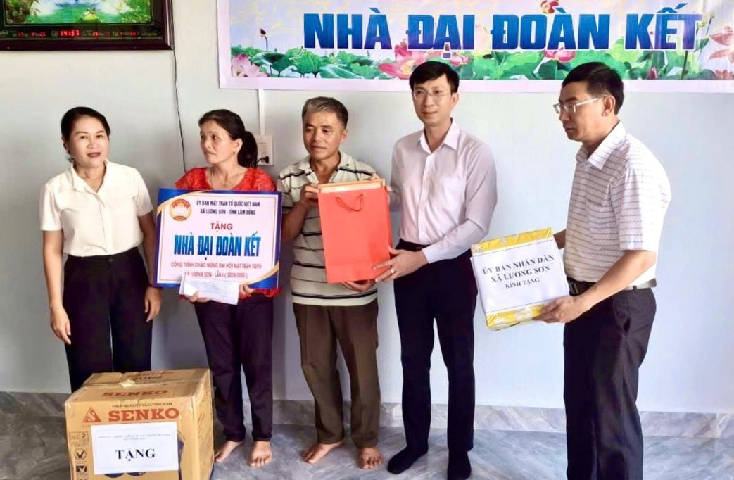lanh-dao-dang-uy-xa-ubnd-xa-trao-tang-qua-mung-nha-moi-cho-ho-ong-1-.jpg