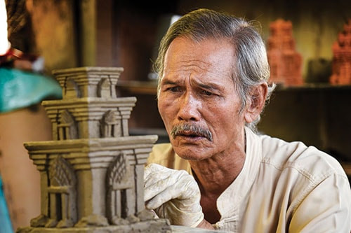 Nghệ nhân làm gốm Chăm hiện còn rất ít (ảnh tư liệu)