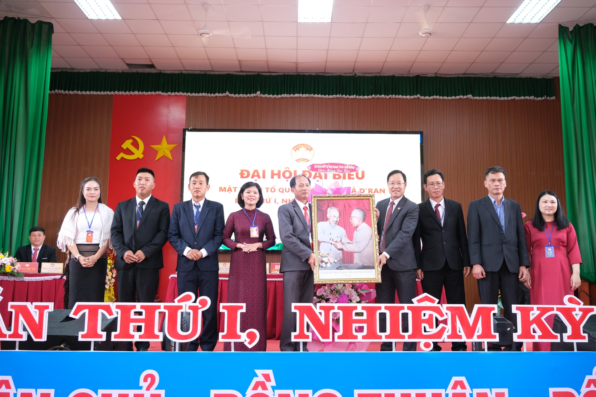 Ủy ban MTTQ tỉnh tặng hoa chúc mừng Đại hội