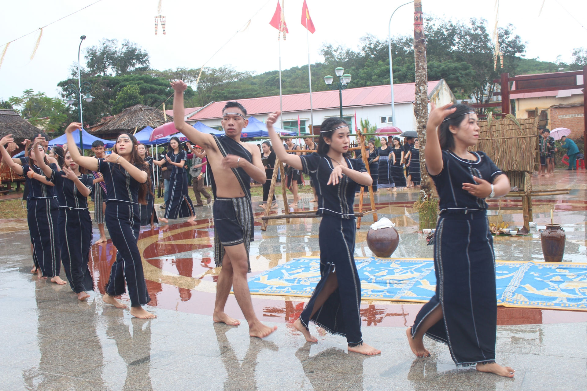 Vũ điệu xoang nhịp nhàng hòa cùng thanh âm cồng chiêng
