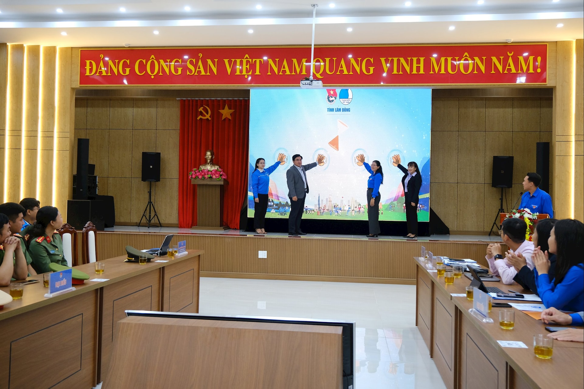 Các đại biểu thực hiện nghi thức nhấn nút phát động