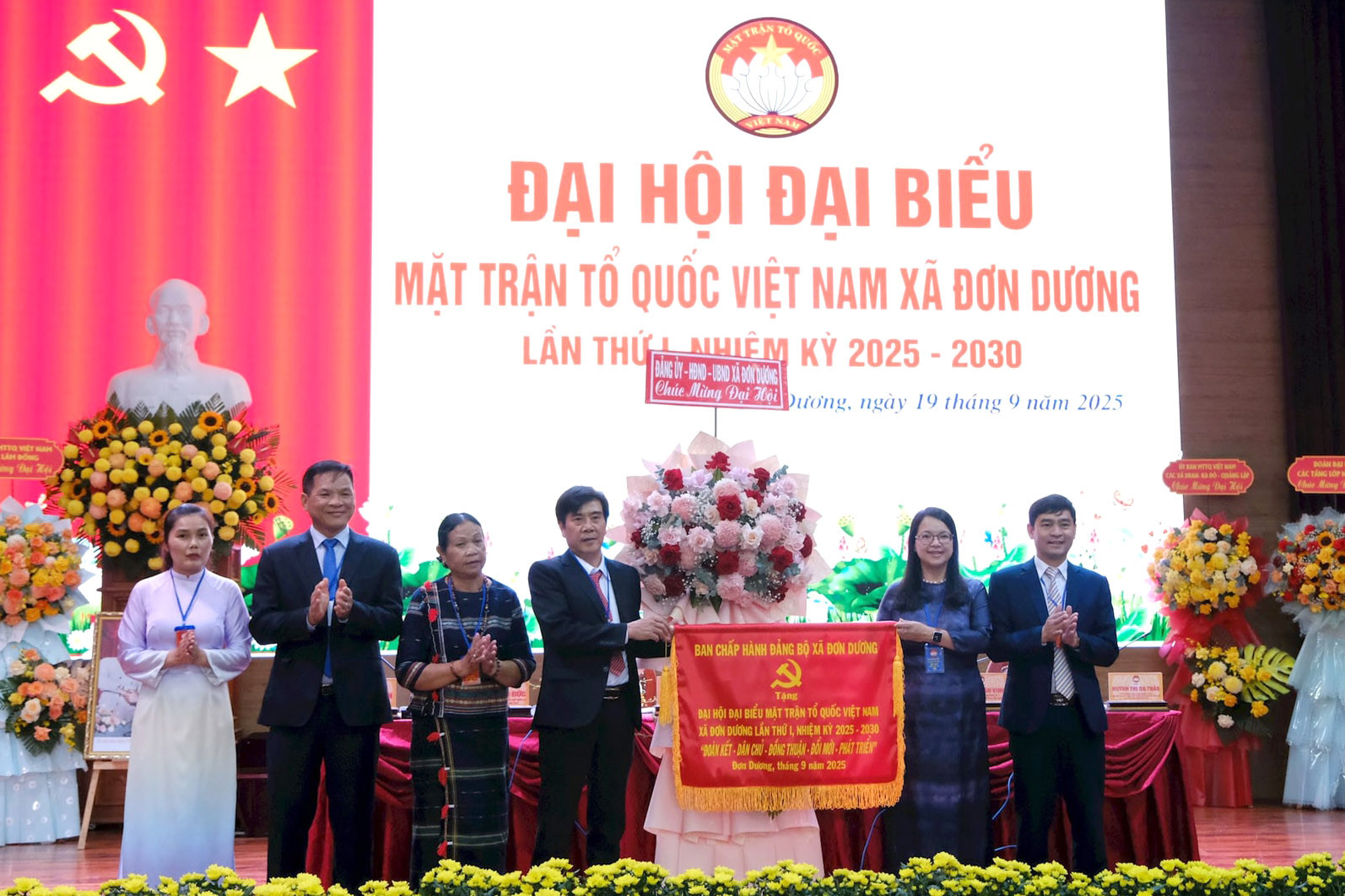 bi-thu-dang-uy-xa-don-duong-tang-hoa-va-buc-truong-chuc-mung-dai-hoi(1).jpg