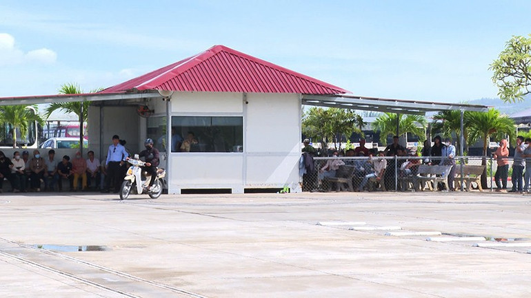 Người dân xã đảo Nhơn Châu vui mừng khi được thi sát hạch. a3-687.jpg
