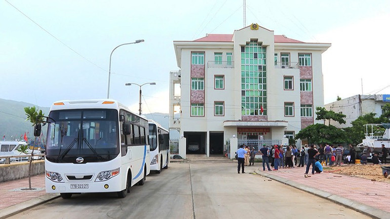 Người dân được bố trí phương tiện đi từ đảo về đất liền và đưa đến điểm thi. a4-5306.jpg