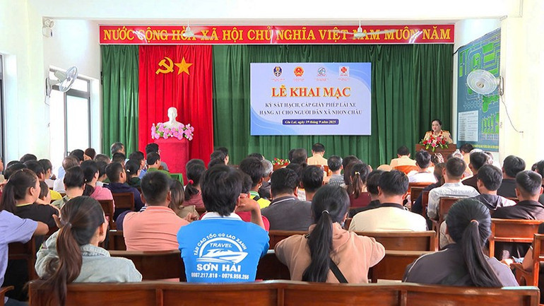 Đông đảo người dân xã đảo Nhơn Châu tham dự kỳ thi sát hạch. a1-8883.jpg