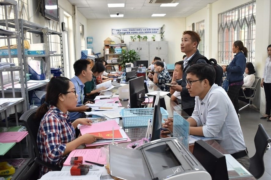 Chính sách với cán bộ từ cấp xã trở lên đủ tuổi hưu nghỉ việc ngay do sắp xếp bộ máy