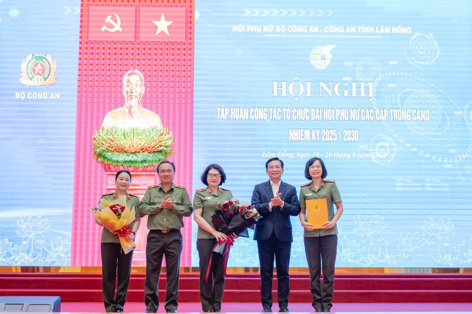 chu-tich-ubnd-tinh-ho-van-muoi-va-thieu-tuong-truong-minh-duong-giam-doc-cong-an-tinh-tang-hoa-dong-vien-lop-tap-huan(1).jpg