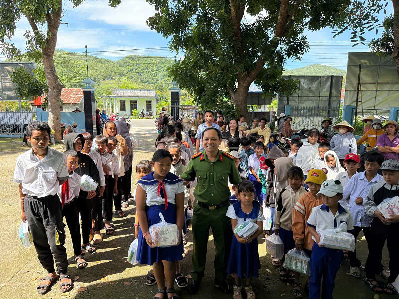 Công an xã Đông Giang tặng quà cho các em học sinh và người dân có hoàn cảnh khó khăn trên địa bàn xã Đông Giang