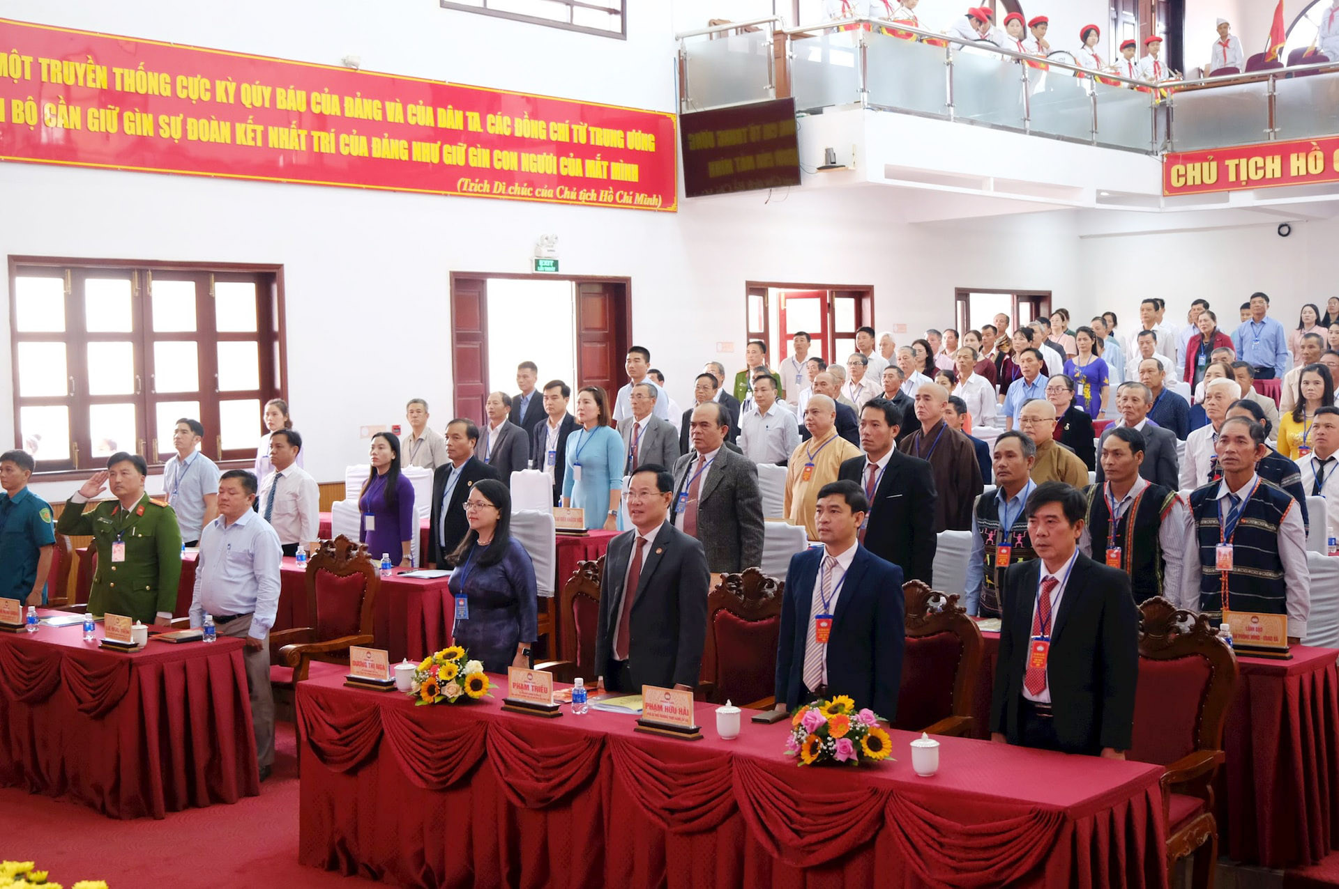 dai-bieu-thuc-hien-nghi-thuc-chao-co(1).jpg