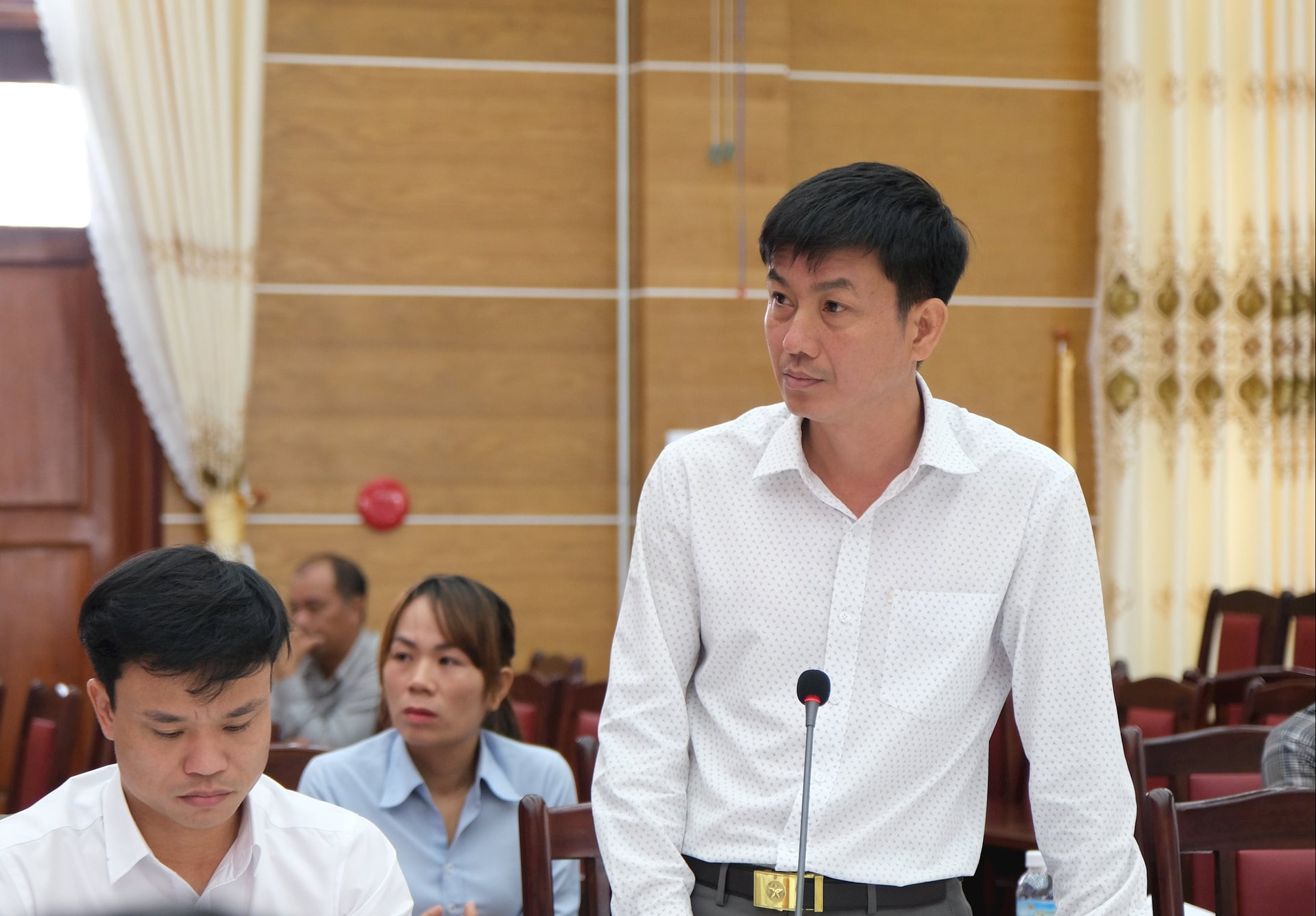 ディリン地区建設投資プロジェクト管理委員会の代表者が作業セッションで発言