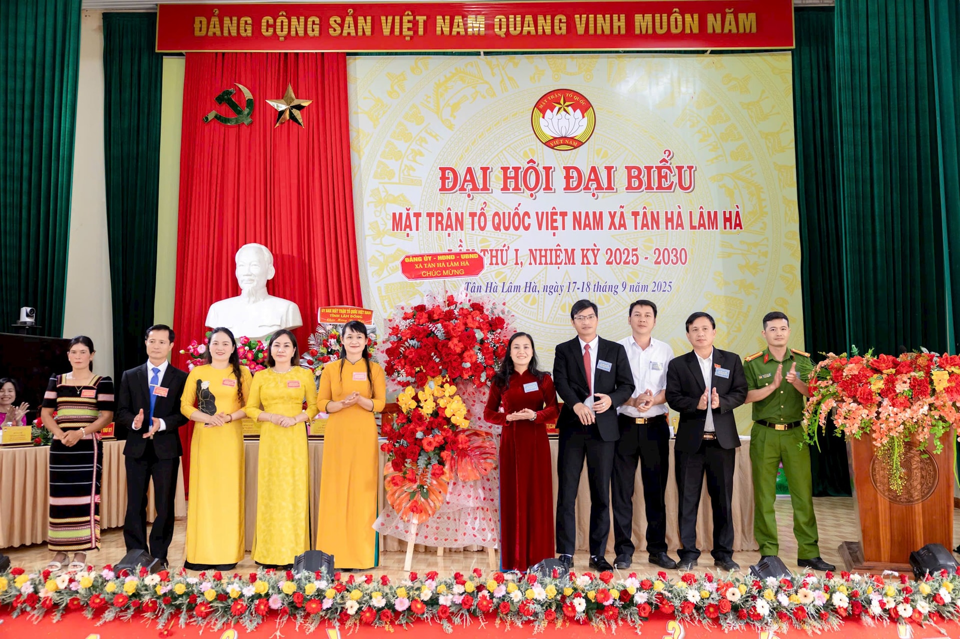 គណៈកម្មាធិការបក្ស ក្រុមប្រឹក្សាប្រជាជន គណៈកម្មាធិការប្រជាជនឃុំ Tan Ha Lam Ha ជូនកម្រងផ្កាអបអរសាទរមហាសន្និបាត