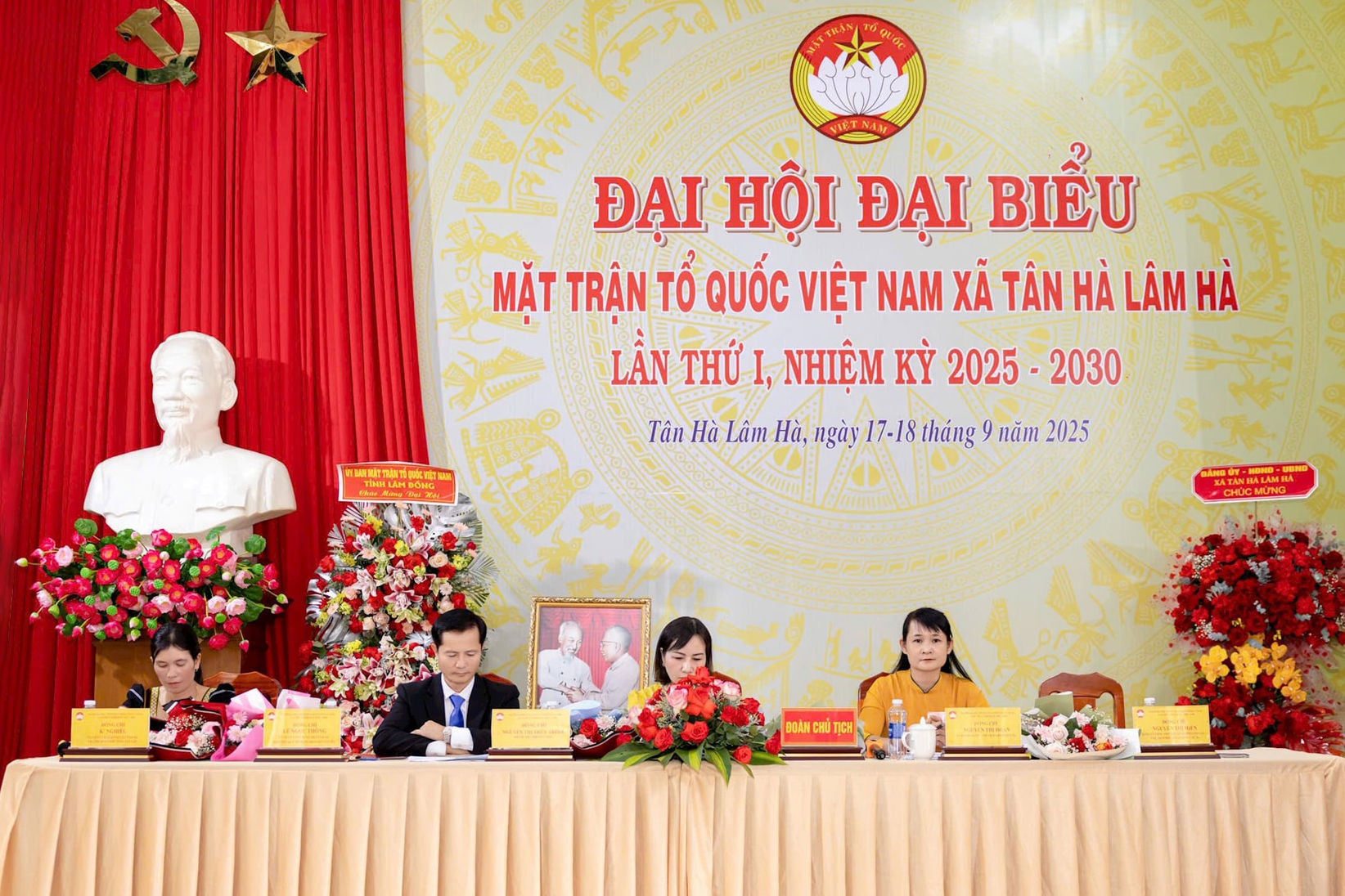 doan-chu-tich-dieu-hanh-dai-hoi(1).jpg