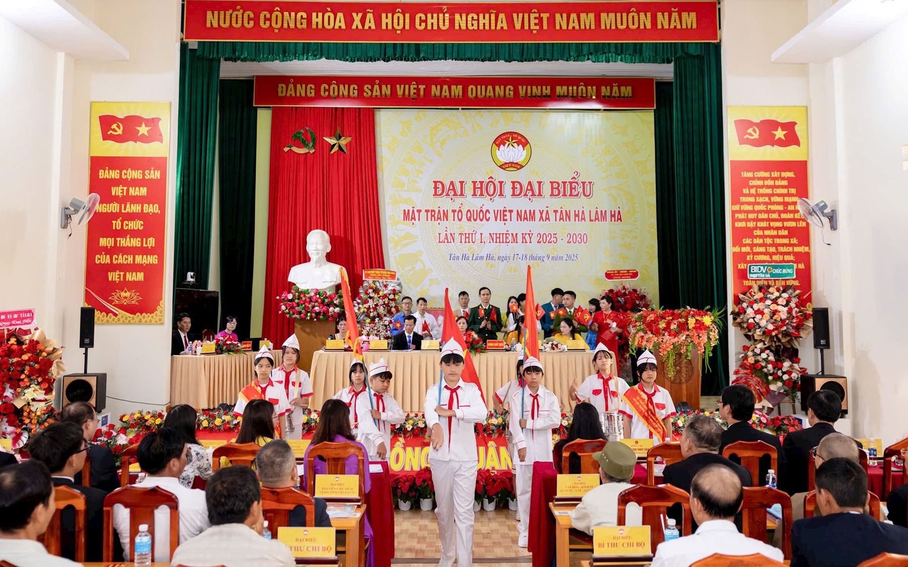 doan-dai-bieu-thieu-nhi-va-cac-dan-toc-chuc-mung-dai-hoi(1).jpg