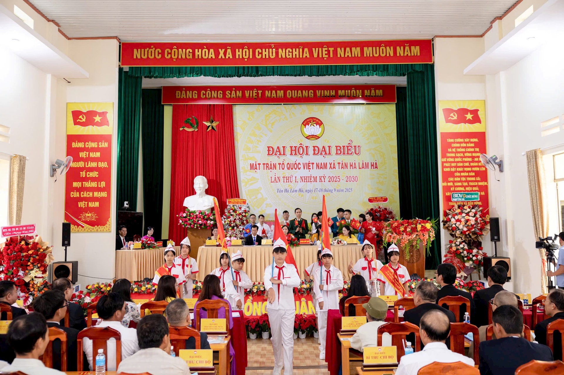 គណៈប្រតិភូកុមារ និងក្រុមជនជាតិភាគតិចអបអរសាទរសភា