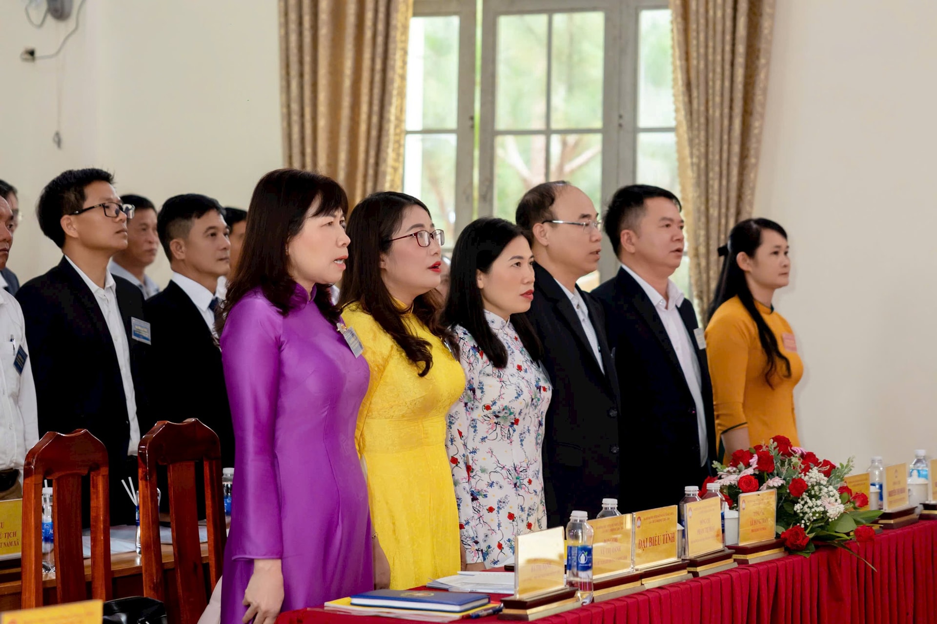 សមមិត្ត Ha Thi Hanh សមាជិកគណៈកម្មាធិការអចិន្ត្រៃយ៍បក្សខេត្ត អនុប្រធានគណៈកម្មាធិការរណសិរ្សមាតុភូមិវៀតណាមខេត្ត និងគណៈប្រតិភូចូលរួមមហាសន្និបាត