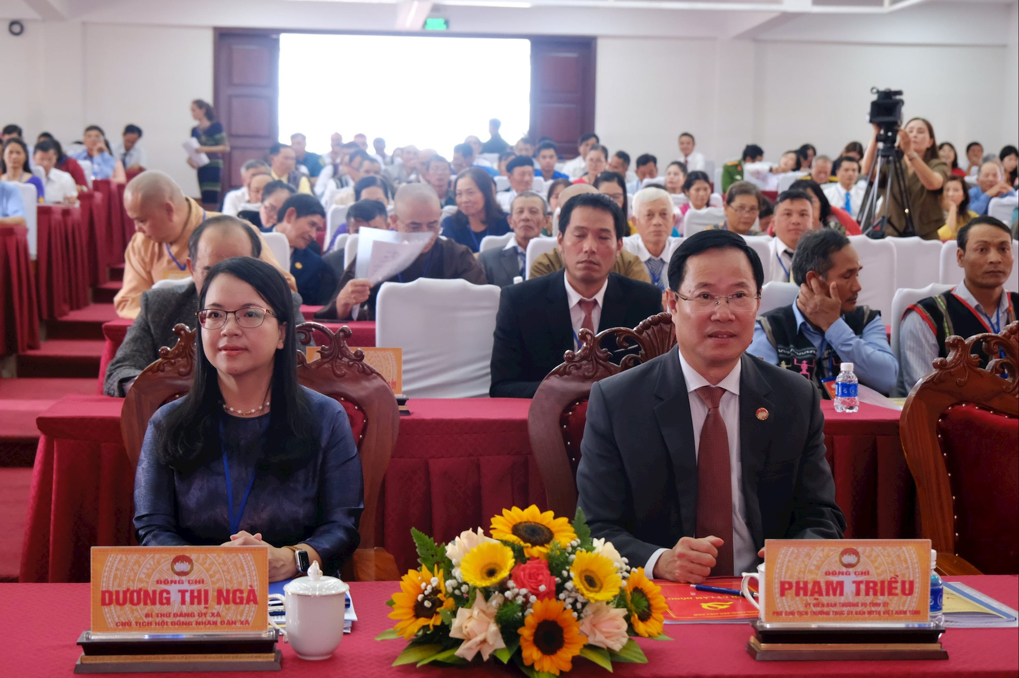 Đồng chí Phạm Triều - Phó Chủ tịch Ủy ban MTTQ Việt Nam tỉnh và lãnh đạo địa phương dự Đại hội