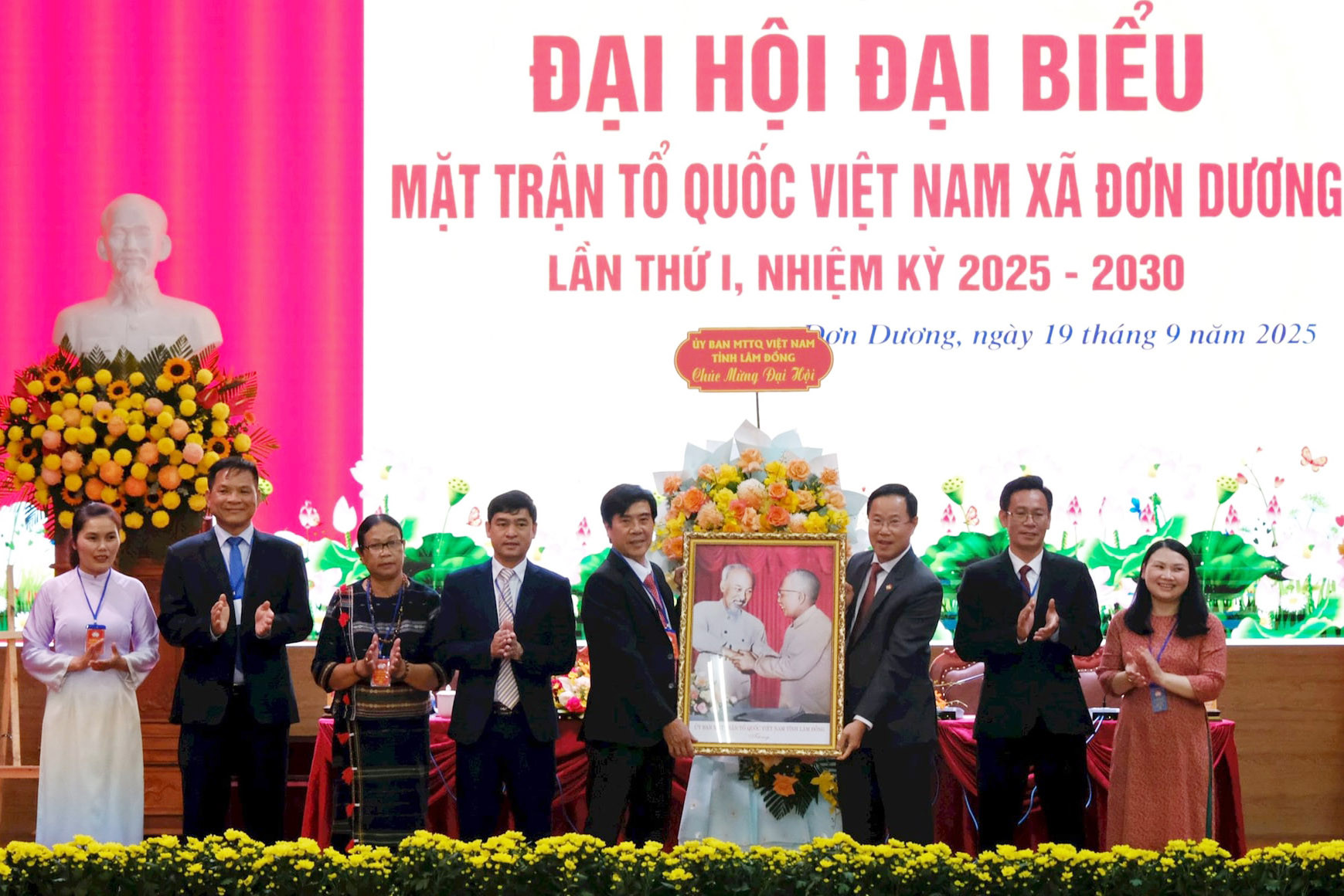 dong-chi-pham-trieu-tang-hoa-va-buc-anh-bac-ho-bac-ton-chuc-mung-dai-hoi(1).jpg