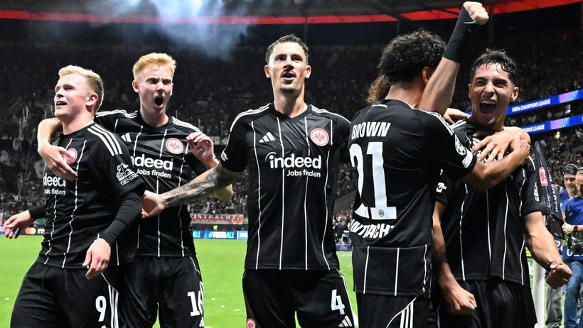 Eintracht Frankfurt gây bất ngờ với ngôi đầu sau loạt trận ra quân.