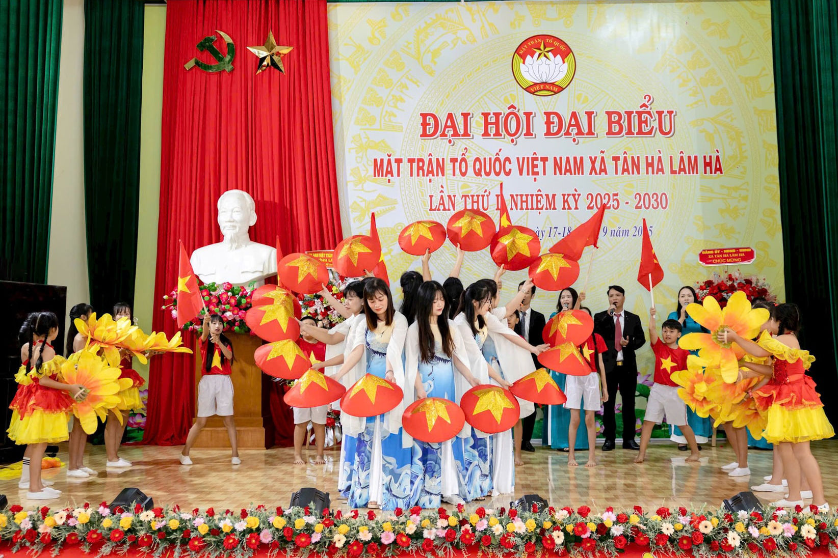 tiet-muc-van-nghe-chao-mung-dai-hoi(1).jpg