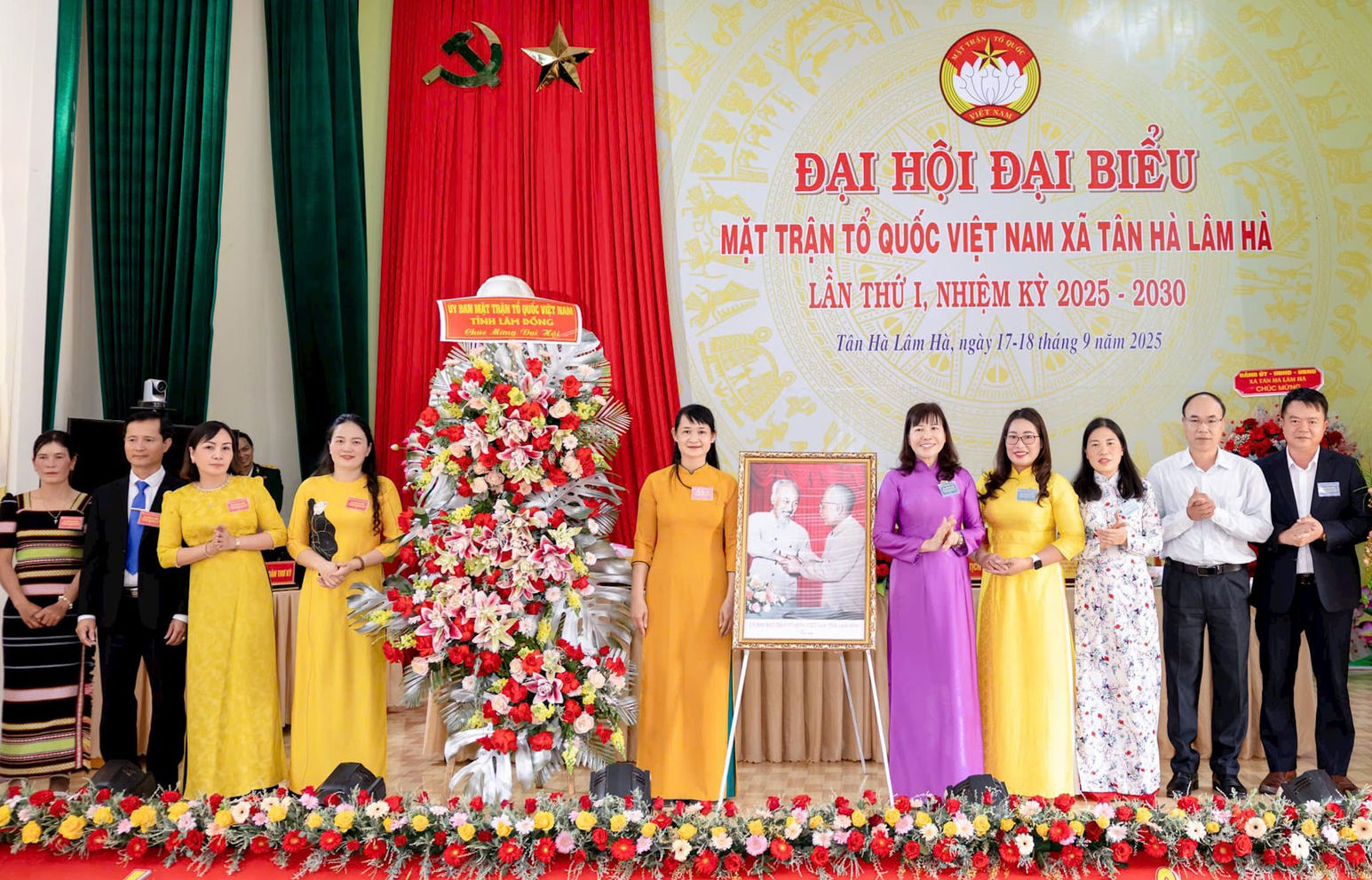 uy-ban-mttq-viet-nam-tinh-tang-hao-va-buc-tranh-bac-ho-va-bac-ton-chuc-mung-dai-hoi(1).jpg